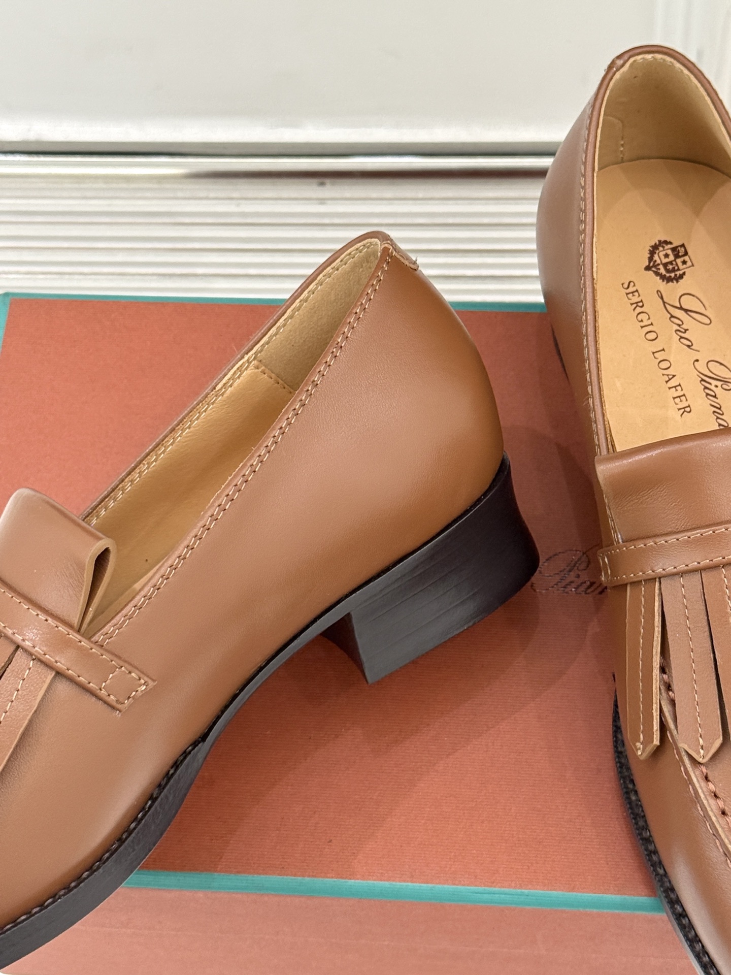 Loro Piana26WF新品老钱风复古流苏乐福鞋当复古流苏邂逅LP的匠艺执念便有了跨越潮流的经典之作