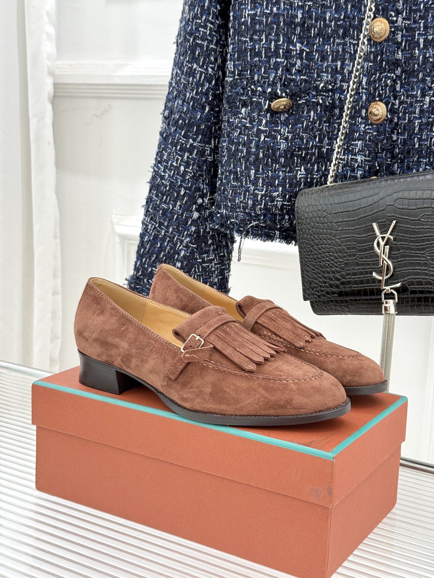 NO:694883,Loro Piana26WF new old money style retro tassel loafers. When retro tassels meet LP's craftsmanship obsession, a classic that transcends trends is born. The hand-stitched tassels are smart and not exaggerated, bringing a quiet rhythm when walking. The minimalist design echoes the aesthetic proposition of the 'secret connoisseur'. It is the finishing touch of old money style outfits, whether it is paired with nine-point trousers for the workplace.  Or the casual tone of jeans can make the sense of luxury come out naturally without words. The fabric is made of original customized leather, the inner tiptoe is all sheepskin, the original molded custom anti-slip outsole size35-39 (customized 40/41), single shoes, loro piana, loro piana, loafers, jeans, sheepskin19860909Loro Piana26WF新品老钱风复古 流苏乐福鞋 当复古流苏邂逅LP的匠艺执念 便有了跨越潮流的经典之作. 手工缝制的流苏灵动不浮夸 行走时自带静谧韵律 极简设计呼应“隐秘鉴赏家”的审美主张. 是老钱风穿搭的点睛之笔 无论是搭配九分西裤的职场从容 还是牛仔裤加持的随性腔调 都能让高级感无需言说 自然流露. 面料采用原版定制皮料 内里踮脚均为羊皮 原版开模定制防滑大底 size35-39（40/41定制）,单鞋,loro piana,loro piana,loafers,jeans,sheepskin,Women's Shoes