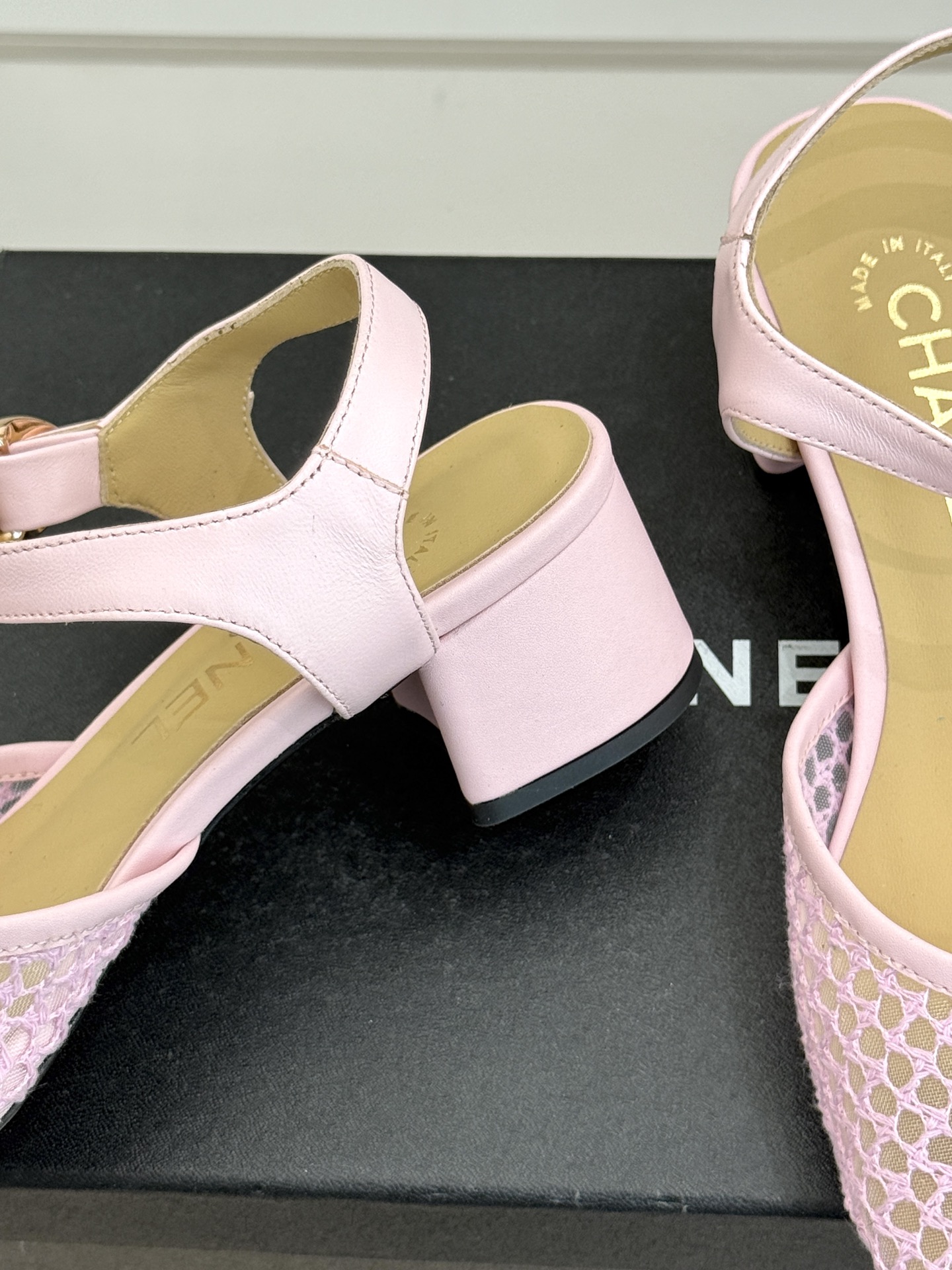 CHANE*｜小香经典网面双C粗跟凉鞋以经典基因重构夏日奢雅。标志性双C金属扣作为视觉核心冷冽光泽与温润