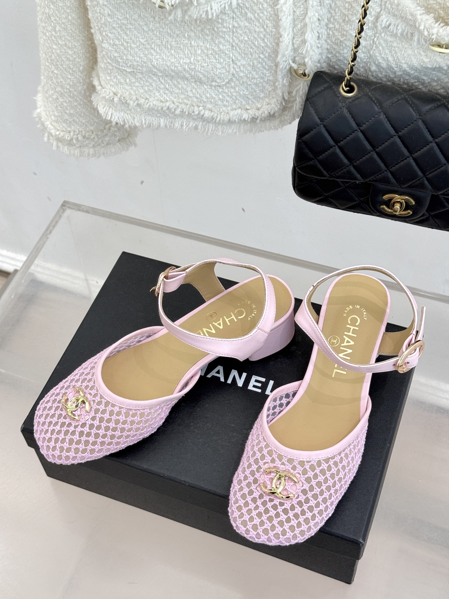 CHANE*｜小香经典网面双C粗跟凉鞋以经典基因重构夏日奢雅。标志性双C金属扣作为视觉核心冷冽光泽与温润