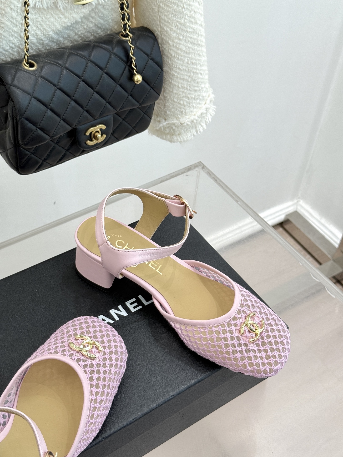 CHANE*｜小香经典网面双C粗跟凉鞋以经典基因重构夏日奢雅。标志性双C金属扣作为视觉核心冷冽光泽与温润