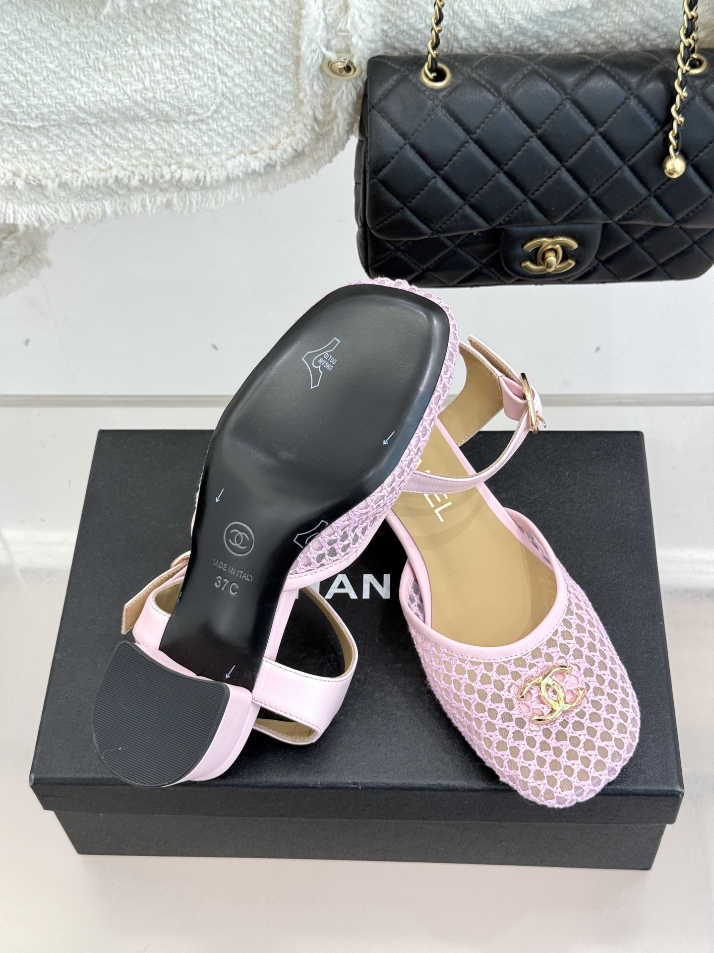 CHANE*｜小香经典网面双C粗跟凉鞋以经典基因重构夏日奢雅。标志性双C金属扣作为视觉核心冷冽光泽与温润