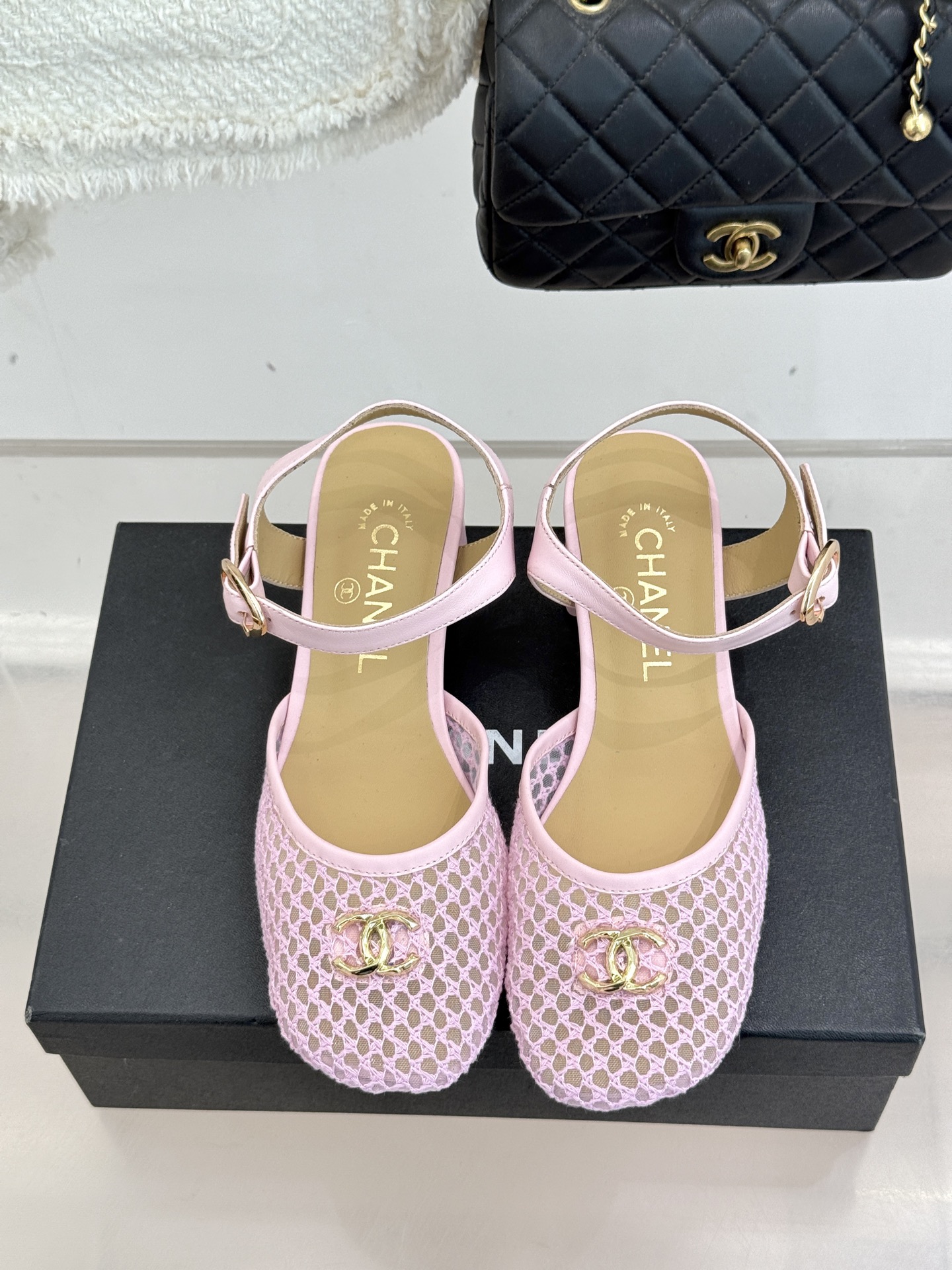 CHANE*｜小香经典网面双C粗跟凉鞋以经典基因重构夏日奢雅。标志性双C金属扣作为视觉核心冷冽光泽与温润