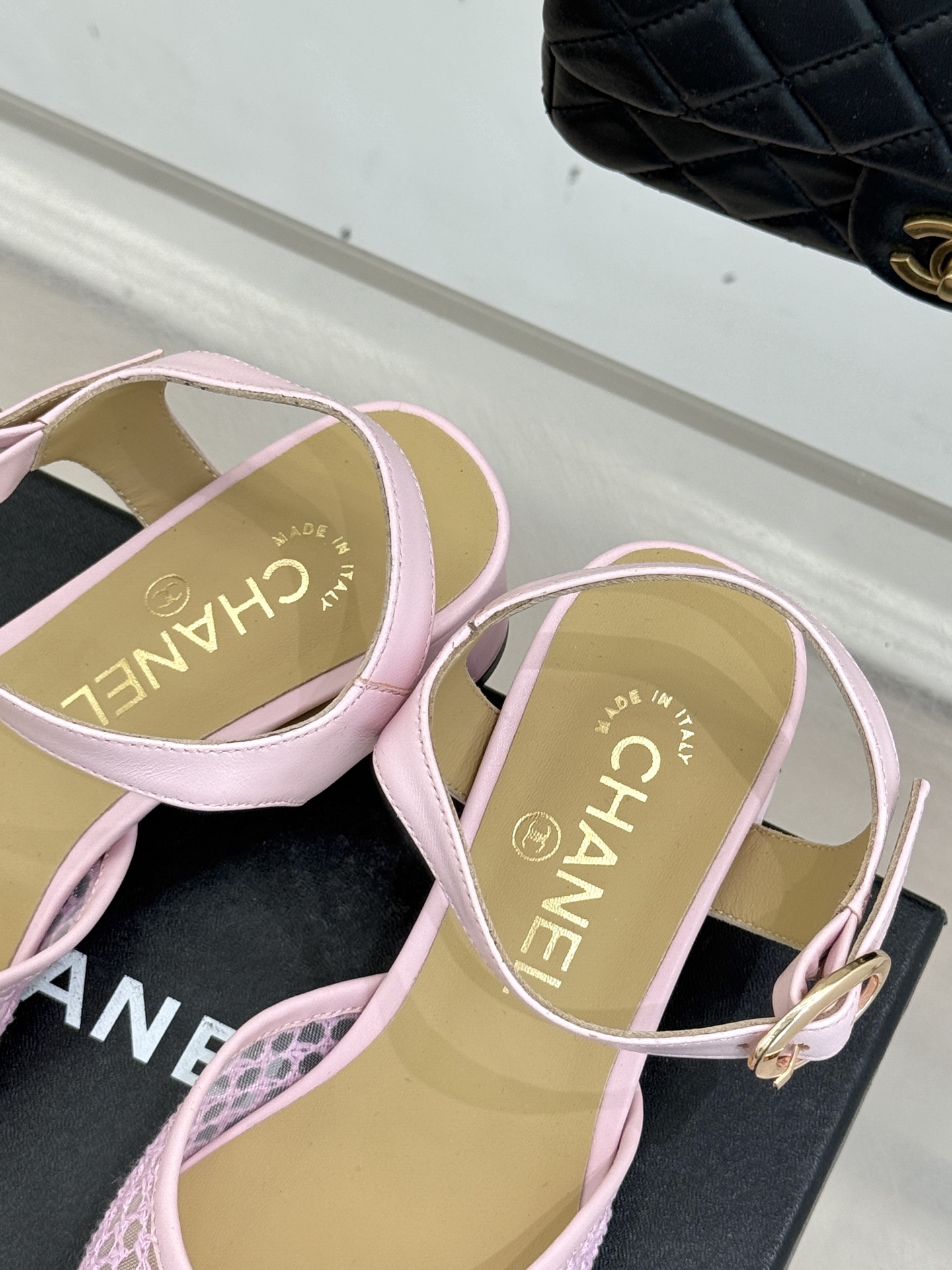CHANE*｜小香经典网面双C粗跟凉鞋以经典基因重构夏日奢雅。标志性双C金属扣作为视觉核心冷冽光泽与温润