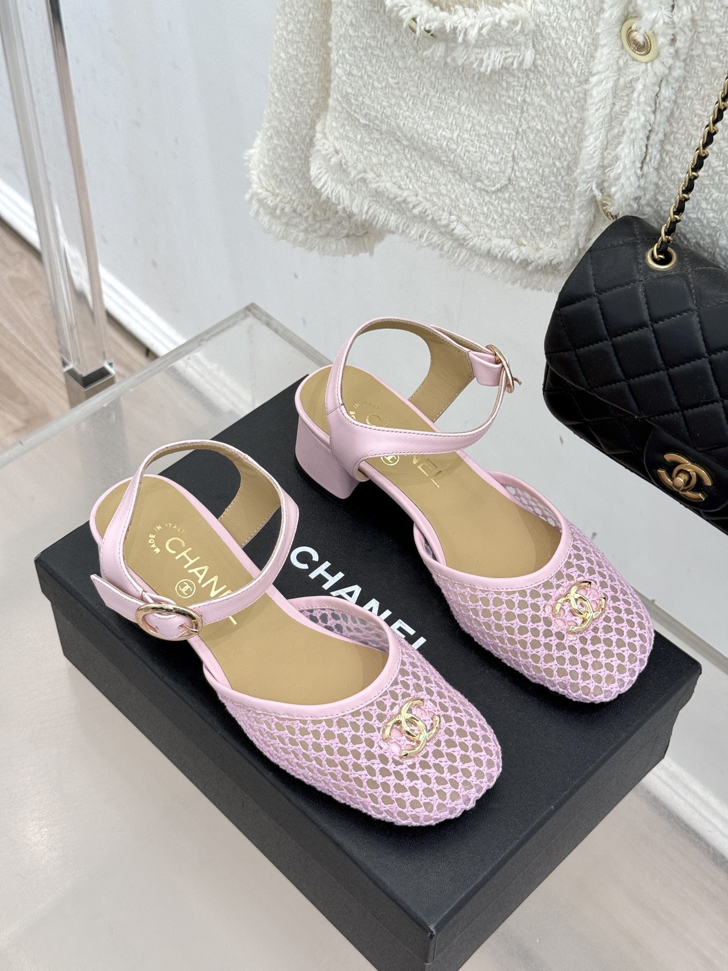 CHANE*｜小香经典网面双C粗跟凉鞋以经典基因重构夏日奢雅。标志性双C金属扣作为视觉核心冷冽光泽与温润