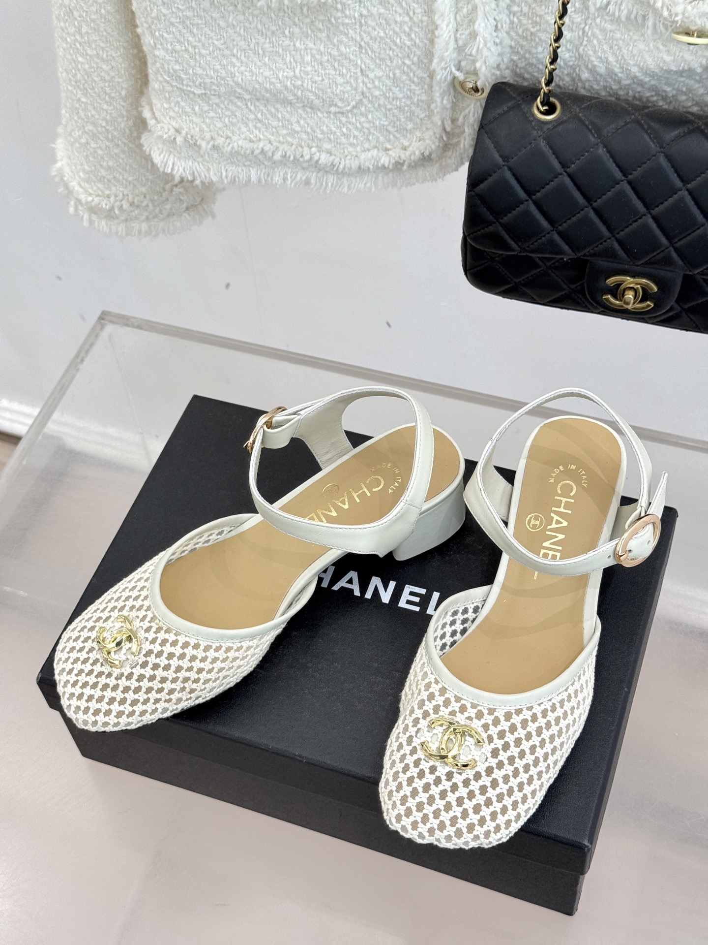 CHANE*｜小香经典网面双C粗跟凉鞋以经典基因重构夏日奢雅。标志性双C金属扣作为视觉核心冷冽光泽与温润