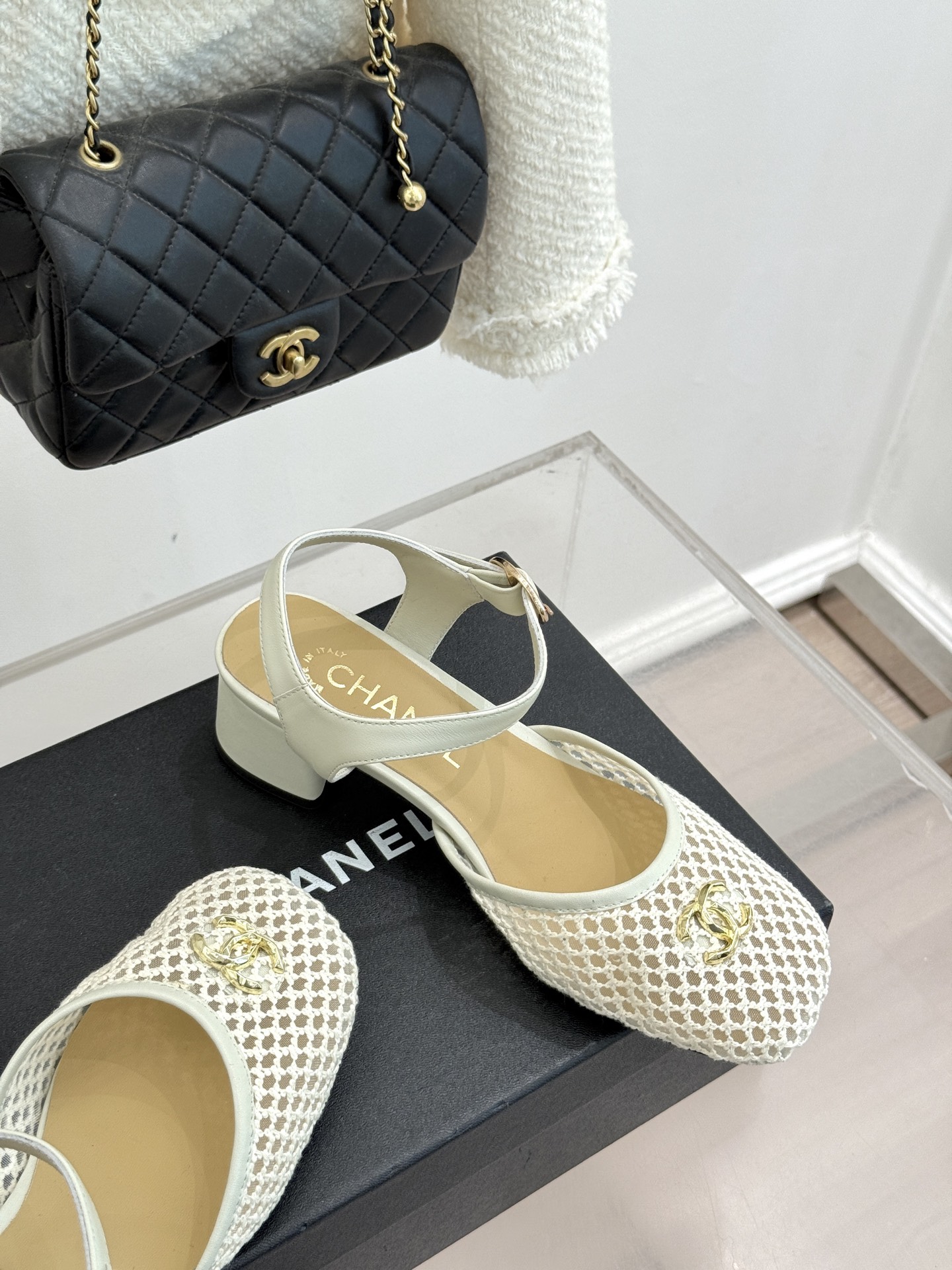 CHANE*｜小香经典网面双C粗跟凉鞋以经典基因重构夏日奢雅。标志性双C金属扣作为视觉核心冷冽光泽与温润