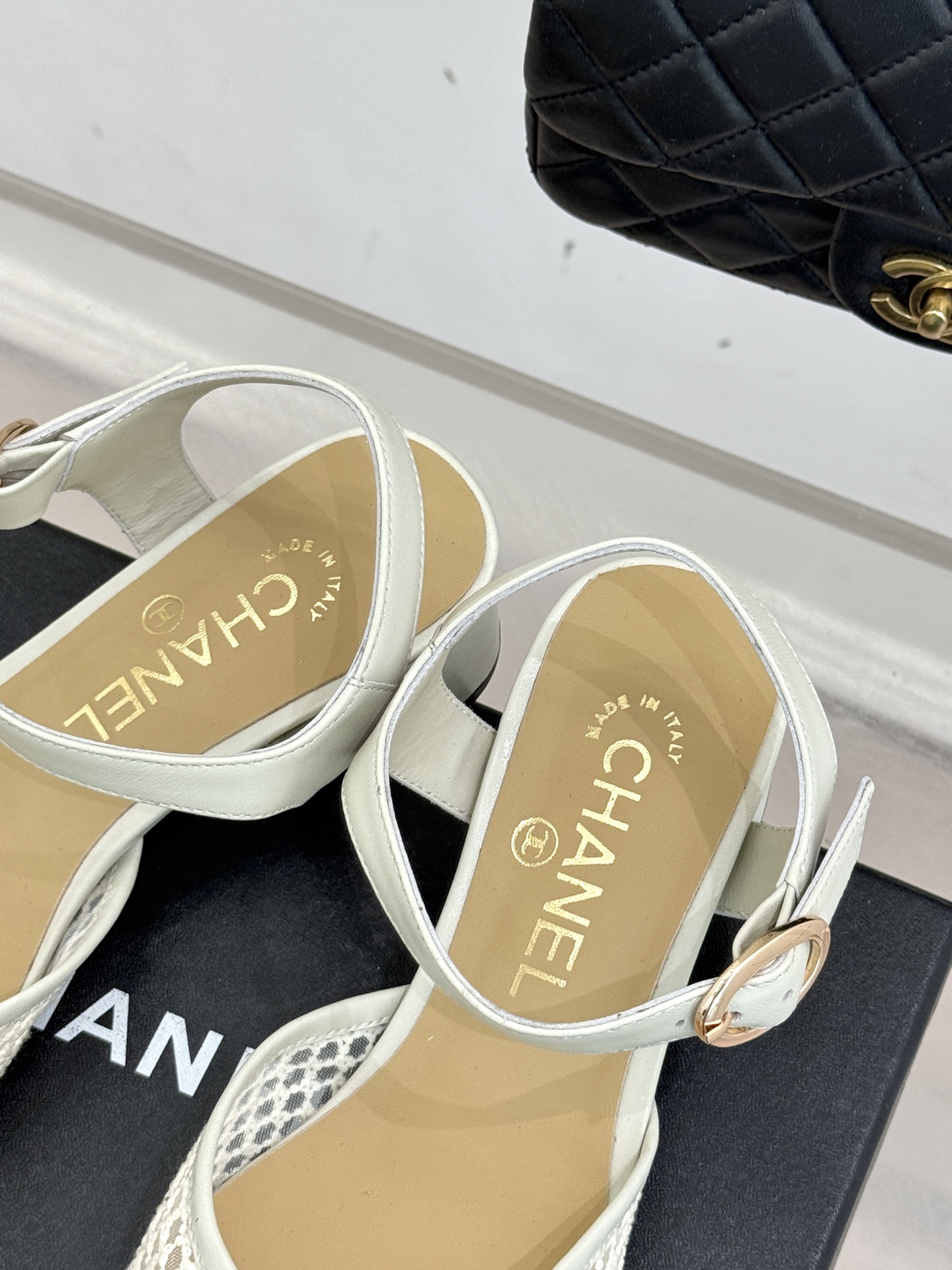 CHANE*｜小香经典网面双C粗跟凉鞋以经典基因重构夏日奢雅。标志性双C金属扣作为视觉核心冷冽光泽与温润