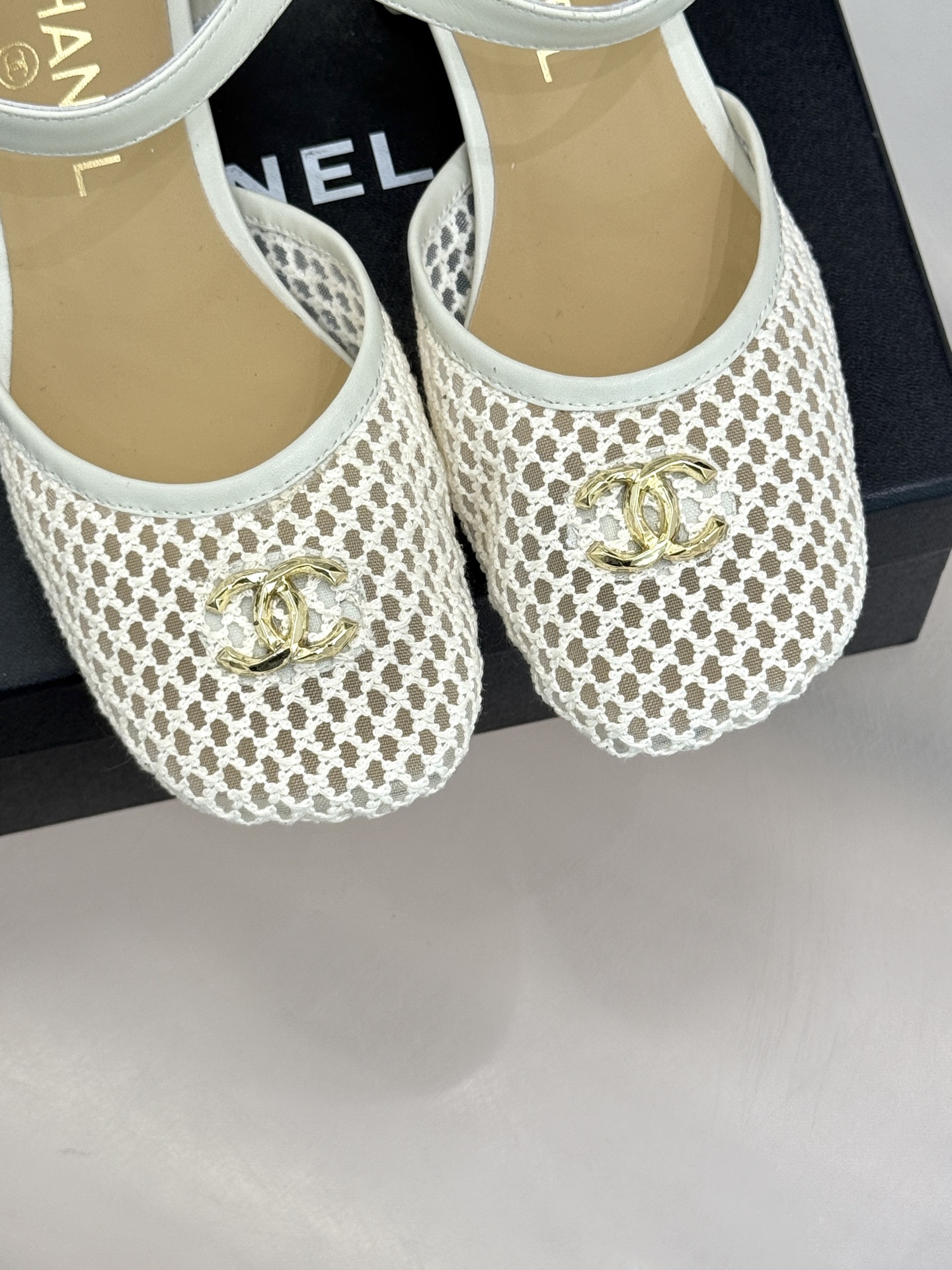 CHANE*｜小香经典网面双C粗跟凉鞋以经典基因重构夏日奢雅。标志性双C金属扣作为视觉核心冷冽光泽与温润