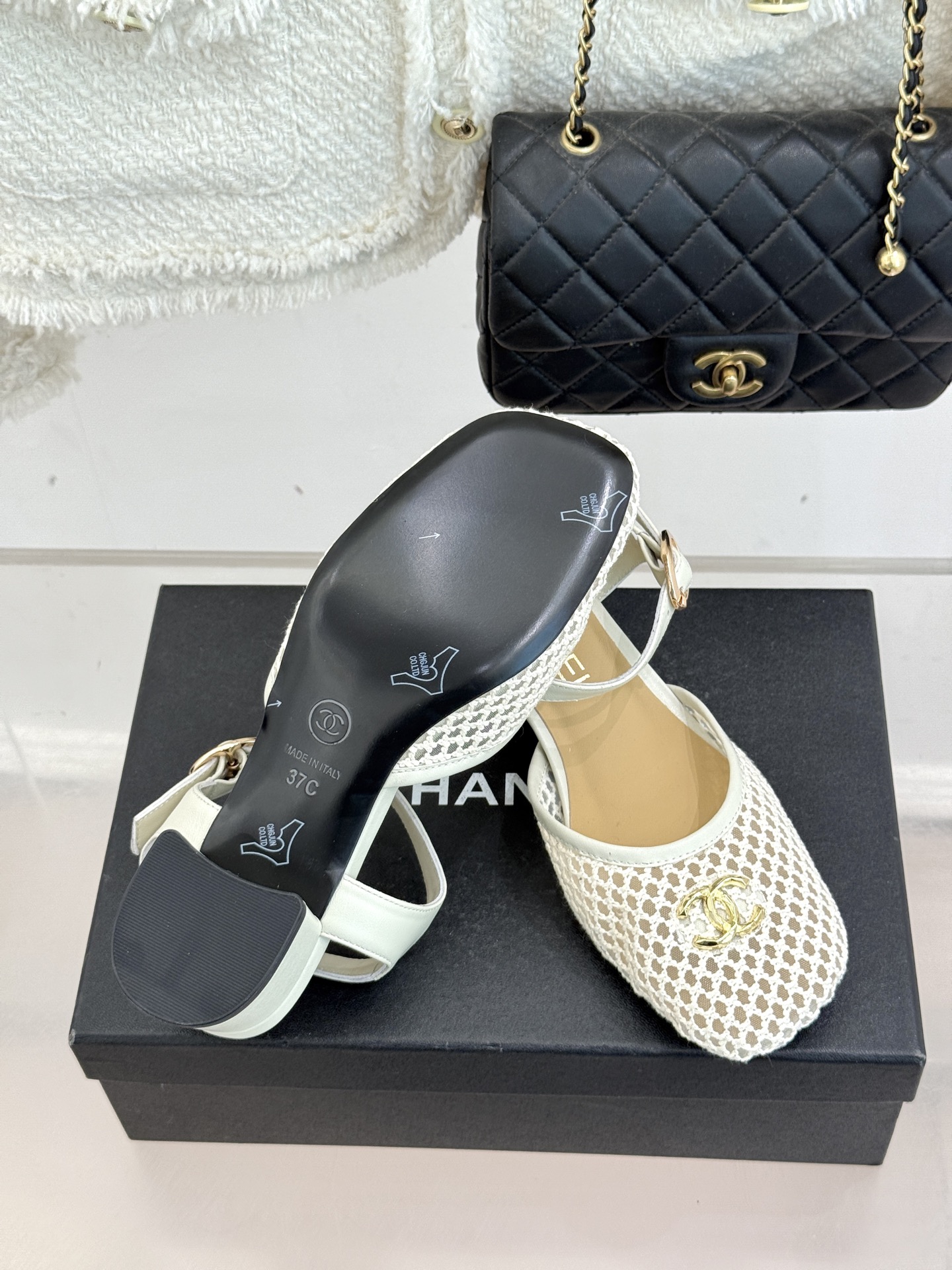 CHANE*｜小香经典网面双C粗跟凉鞋以经典基因重构夏日奢雅。标志性双C金属扣作为视觉核心冷冽光泽与温润