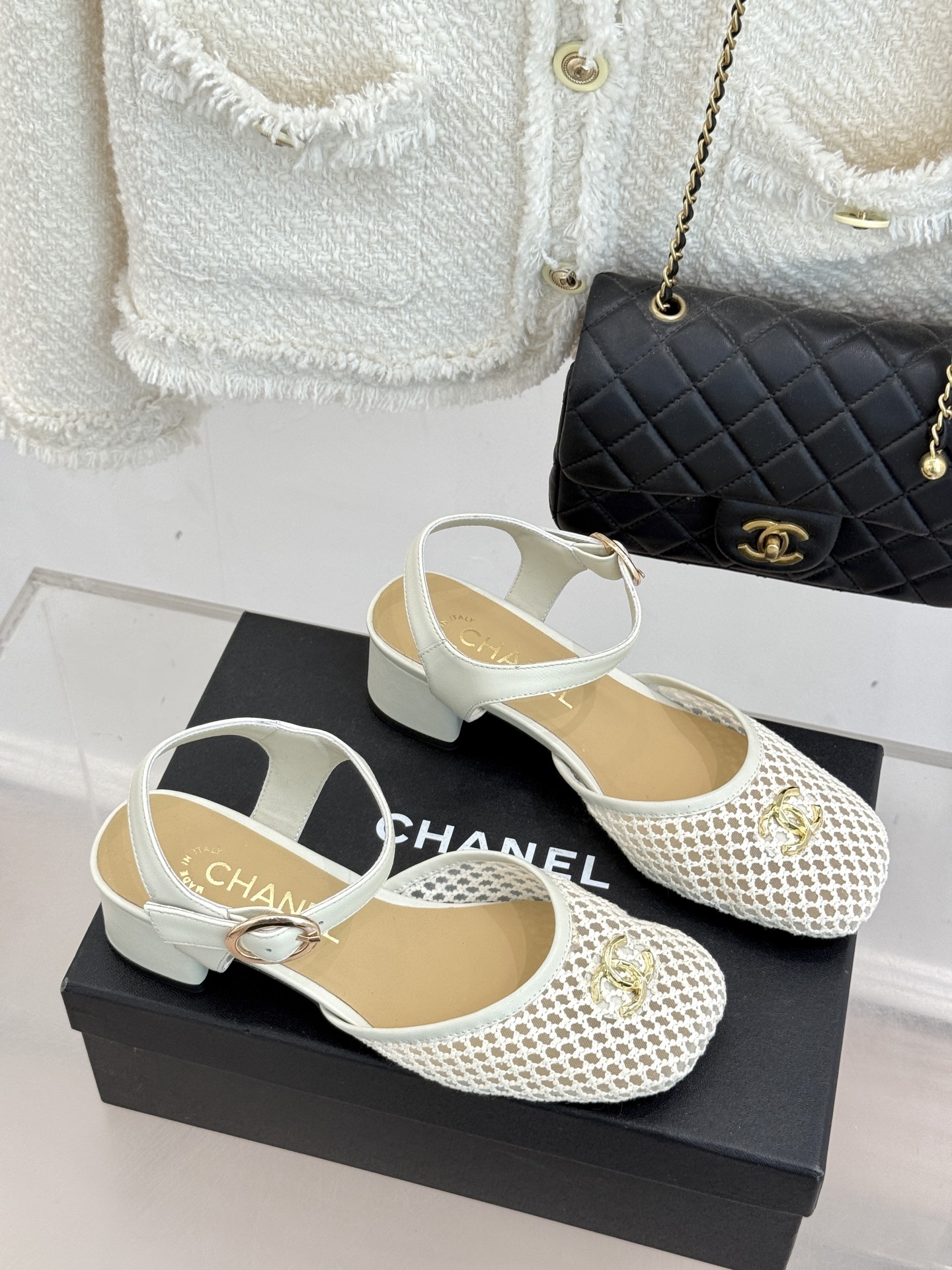 CHANE*｜小香经典网面双C粗跟凉鞋以经典基因重构夏日奢雅。标志性双C金属扣作为视觉核心冷冽光泽与温润