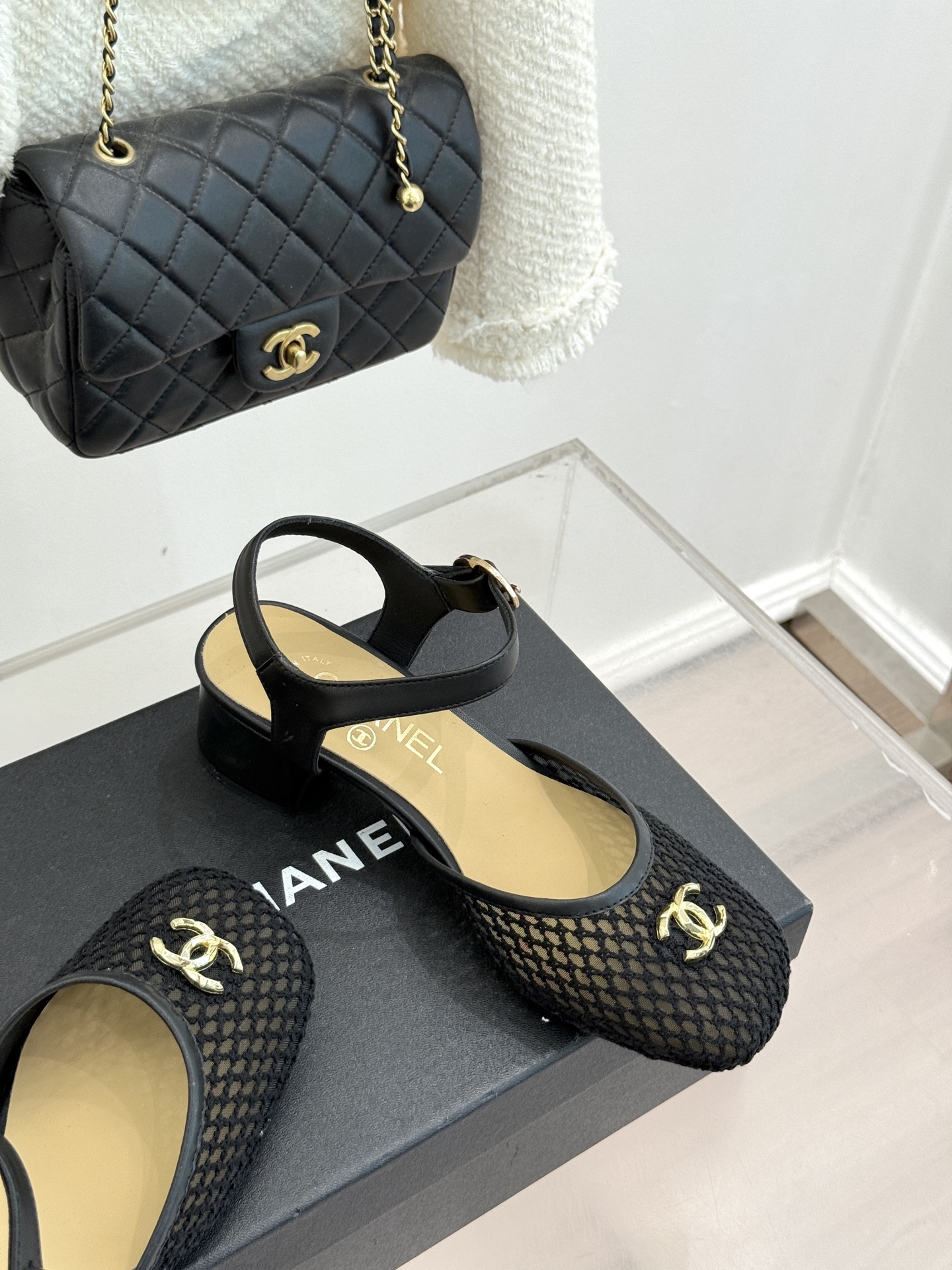 CHANE*｜小香经典网面双C粗跟凉鞋以经典基因重构夏日奢雅。标志性双C金属扣作为视觉核心冷冽光泽与温润