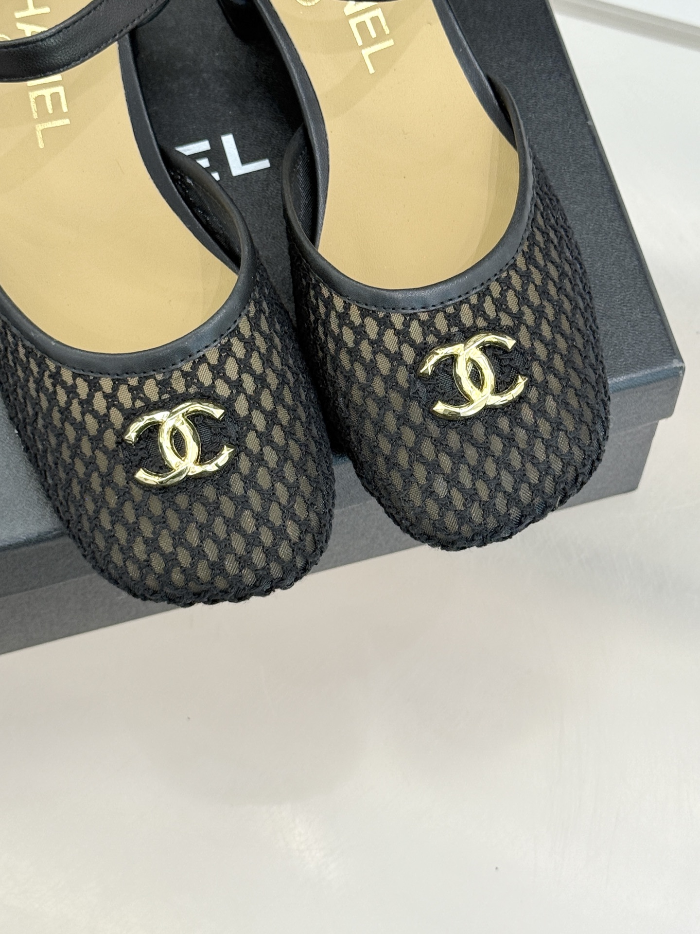 CHANE*｜小香经典网面双C粗跟凉鞋以经典基因重构夏日奢雅。标志性双C金属扣作为视觉核心冷冽光泽与温润