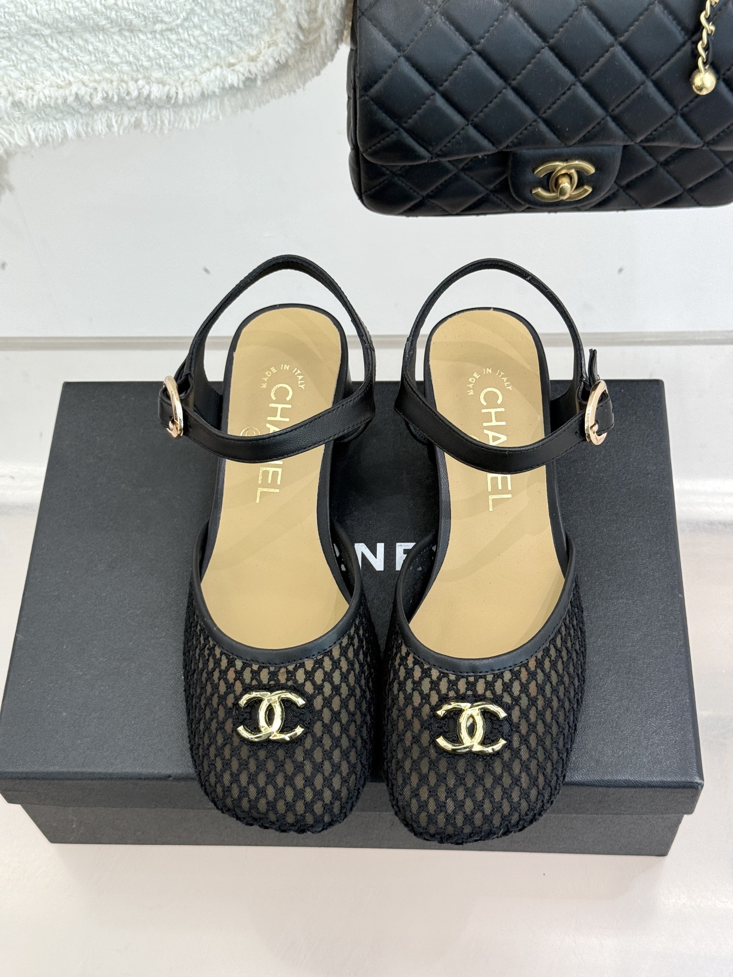 CHANE*｜小香经典网面双C粗跟凉鞋以经典基因重构夏日奢雅。标志性双C金属扣作为视觉核心冷冽光泽与温润