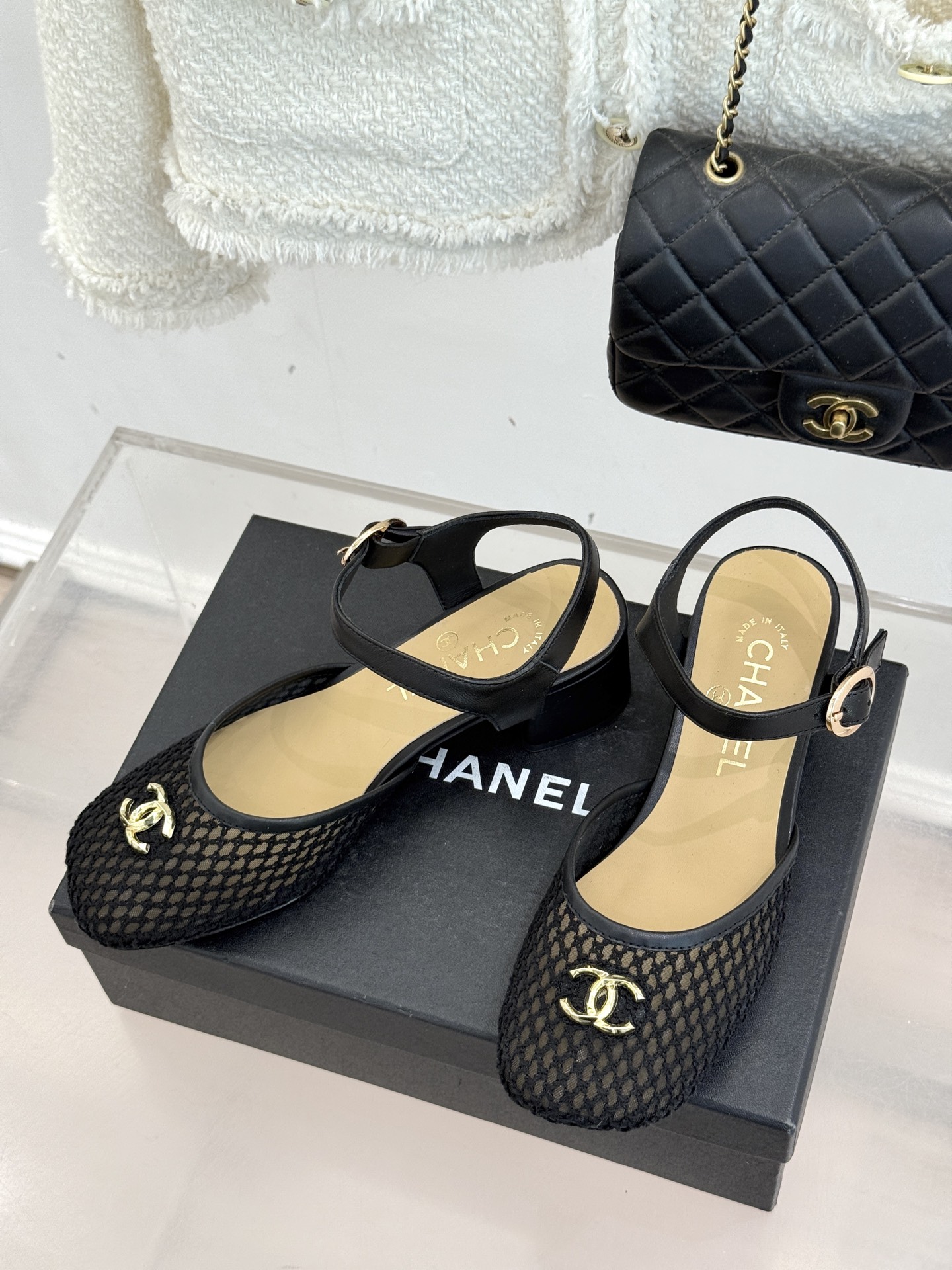 CHANE*｜小香经典网面双C粗跟凉鞋以经典基因重构夏日奢雅。标志性双C金属扣作为视觉核心冷冽光泽与温润