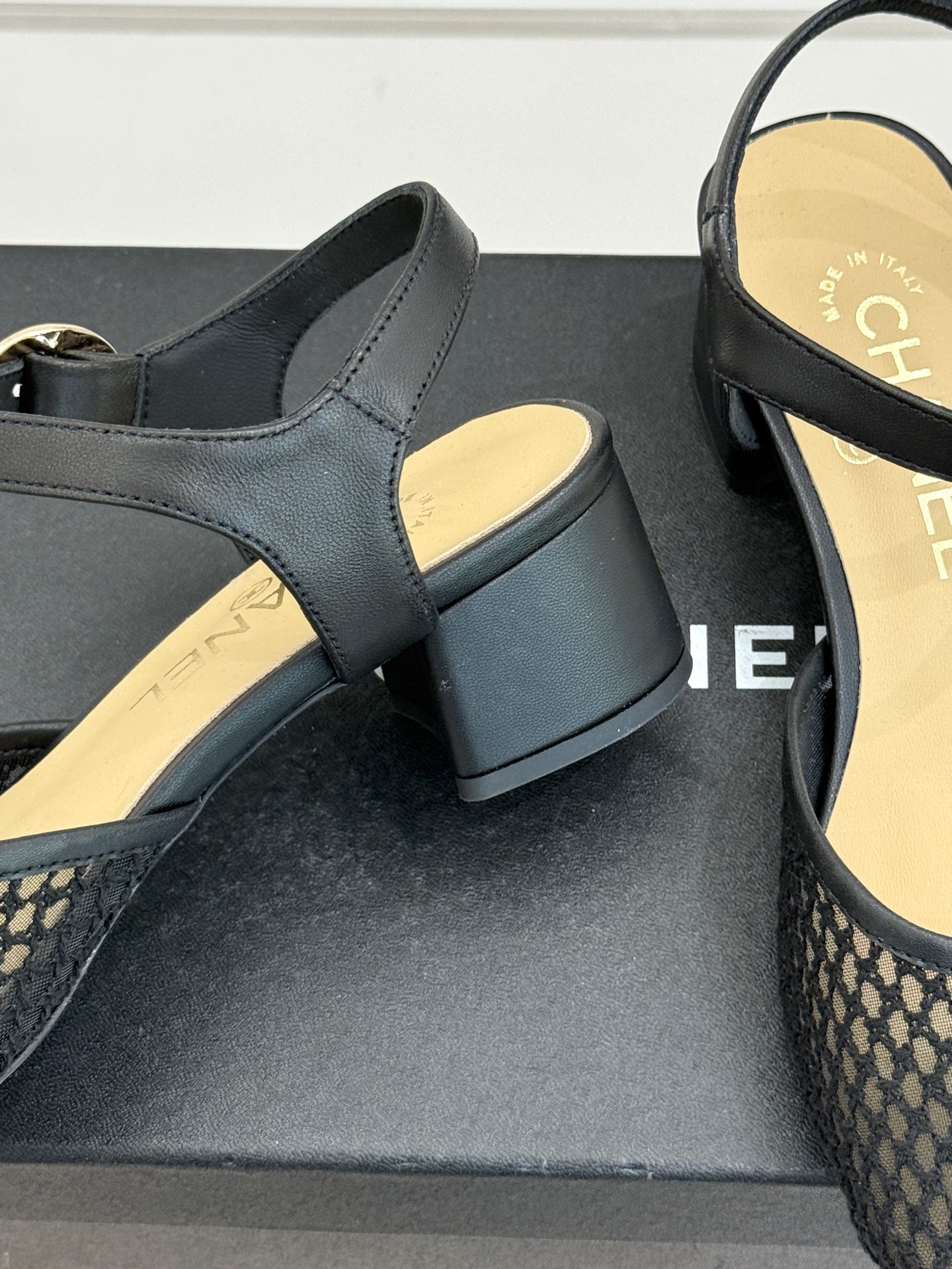 CHANE*｜小香经典网面双C粗跟凉鞋以经典基因重构夏日奢雅。标志性双C金属扣作为视觉核心冷冽光泽与温润