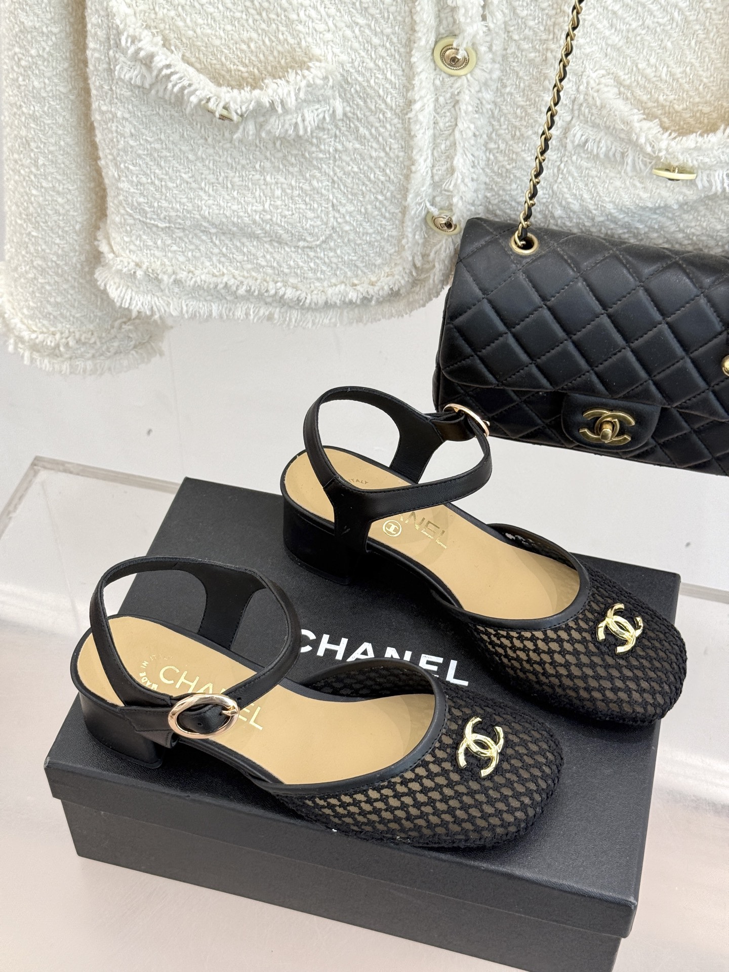 CHANE*｜小香经典网面双C粗跟凉鞋以经典基因重构夏日奢雅。标志性双C金属扣作为视觉核心冷冽光泽与温润