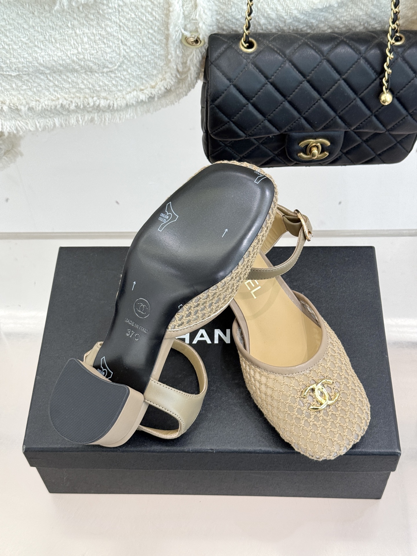 CHANE*｜小香经典网面双C粗跟凉鞋以经典基因重构夏日奢雅。标志性双C金属扣作为视觉核心冷冽光泽与温润