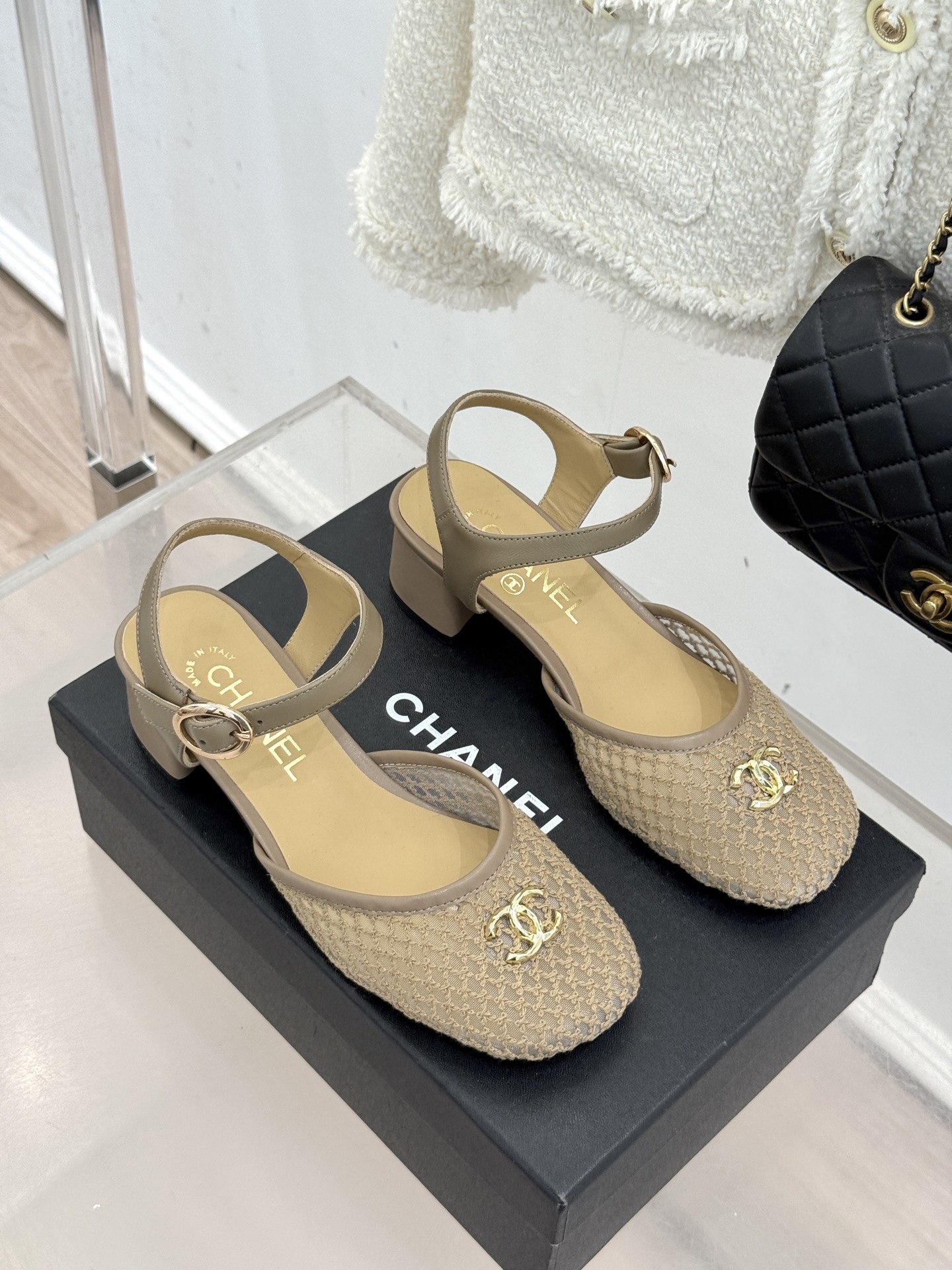 CHANE*｜小香经典网面双C粗跟凉鞋以经典基因重构夏日奢雅。标志性双C金属扣作为视觉核心冷冽光泽与温润