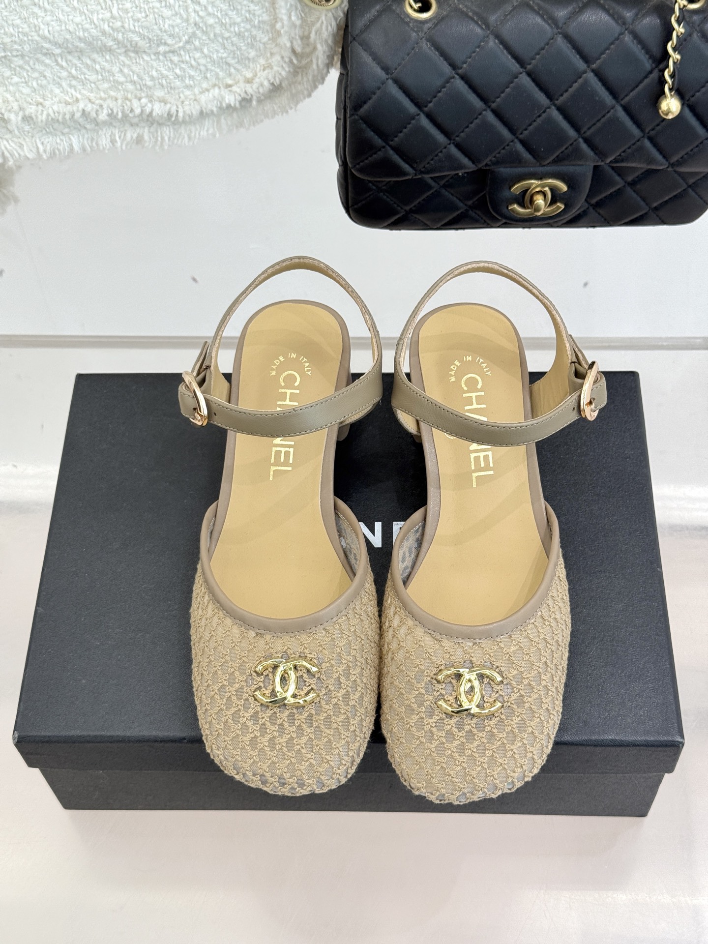 CHANE*｜小香经典网面双C粗跟凉鞋以经典基因重构夏日奢雅。标志性双C金属扣作为视觉核心冷冽光泽与温润