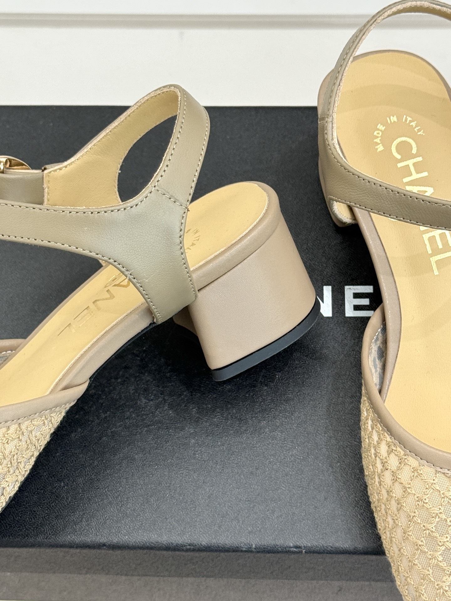 CHANE*｜小香经典网面双C粗跟凉鞋以经典基因重构夏日奢雅。标志性双C金属扣作为视觉核心冷冽光泽与温润