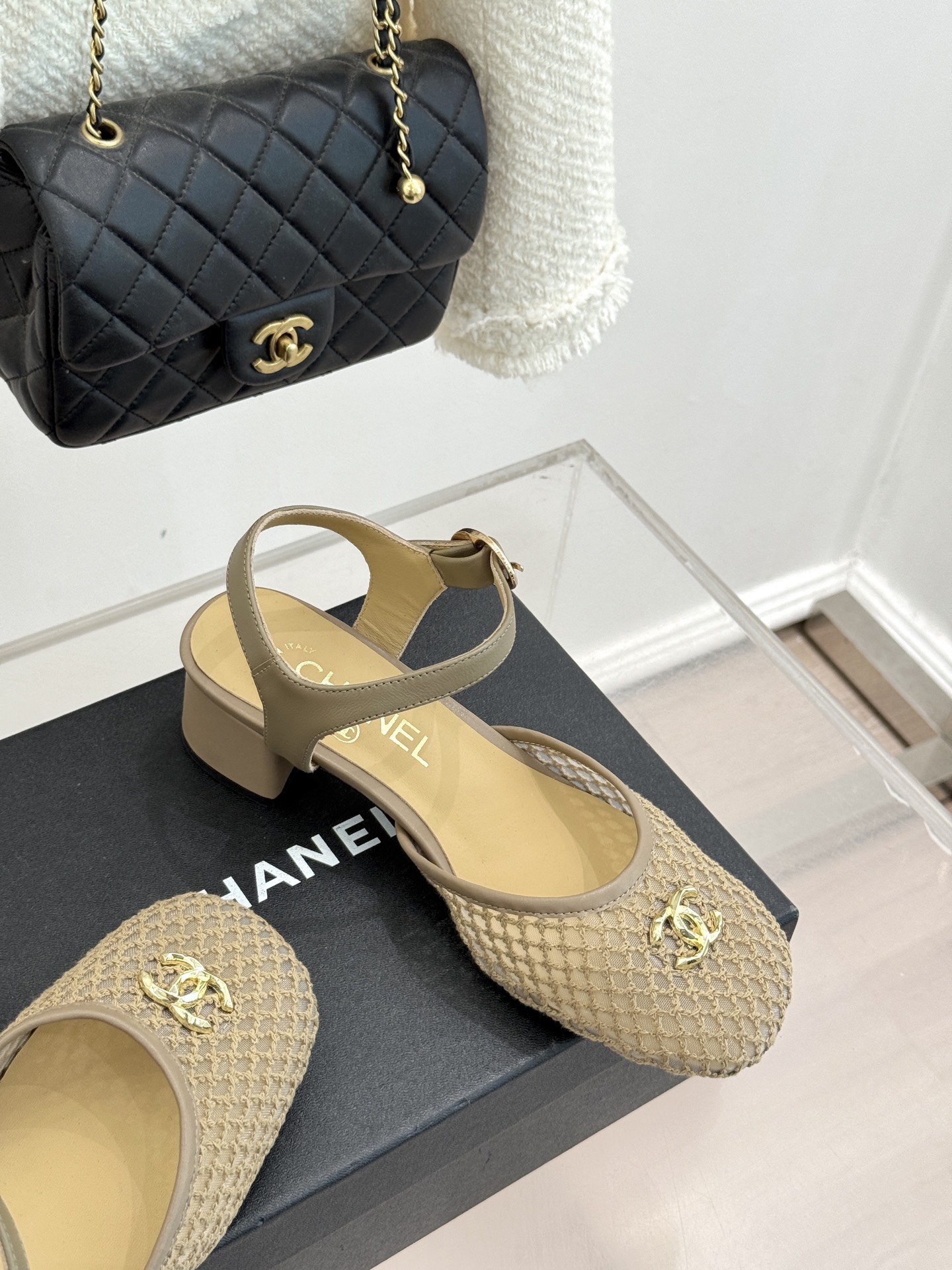 CHANE*｜小香经典网面双C粗跟凉鞋以经典基因重构夏日奢雅。标志性双C金属扣作为视觉核心冷冽光泽与温润