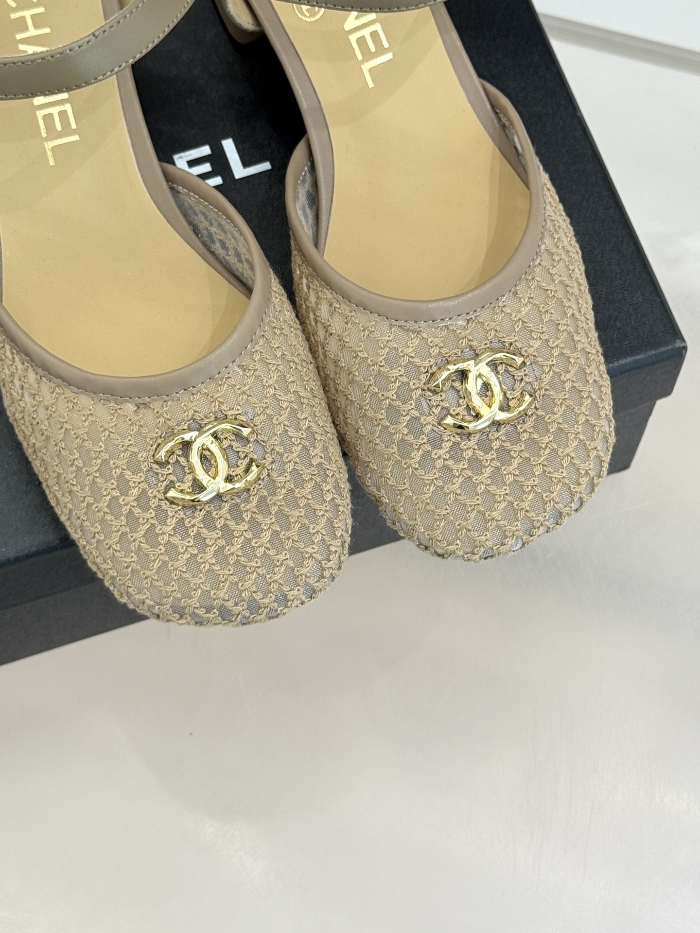 CHANE*｜小香经典网面双C粗跟凉鞋以经典基因重构夏日奢雅。标志性双C金属扣作为视觉核心冷冽光泽与温润