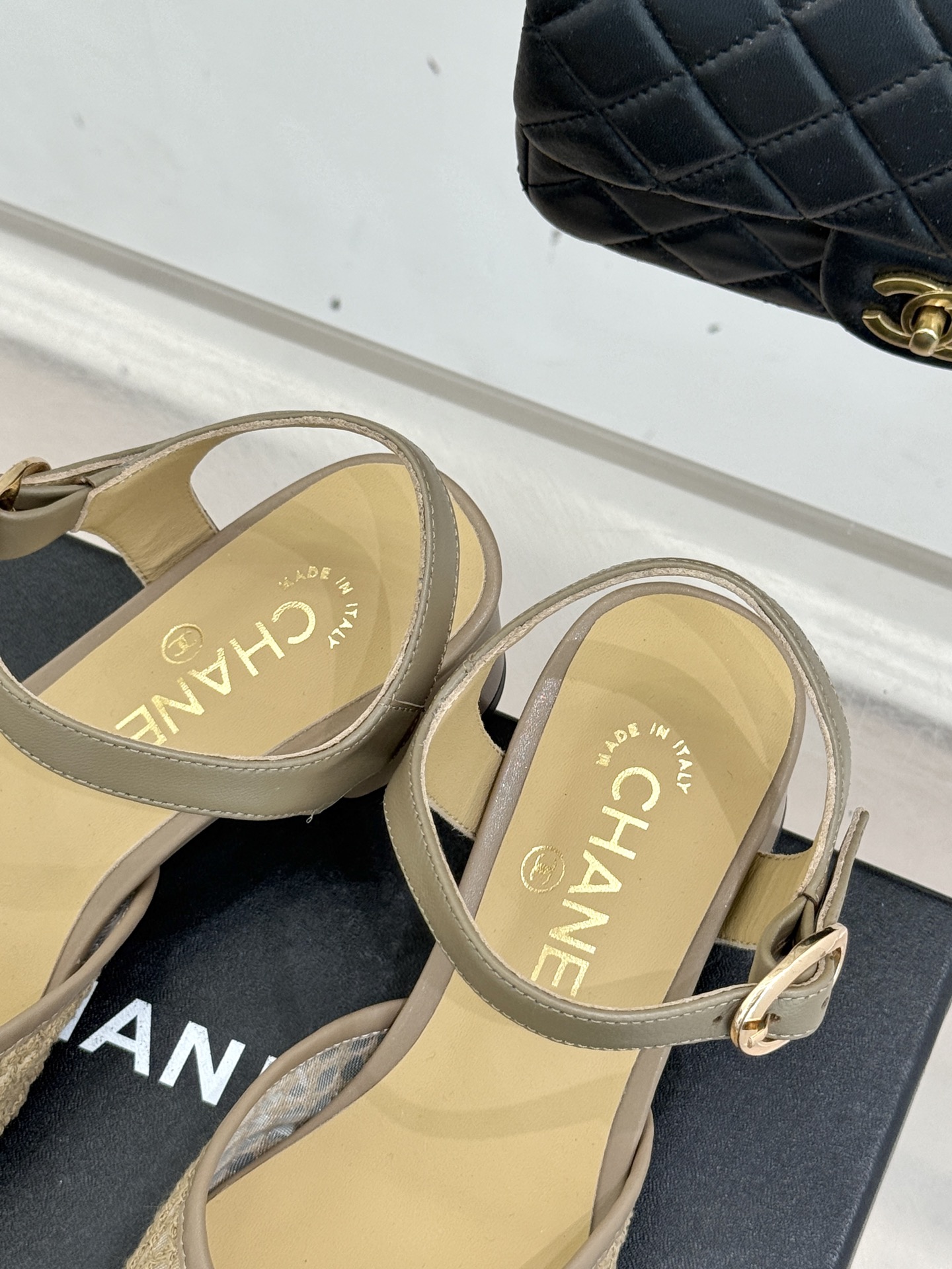 CHANE*｜小香经典网面双C粗跟凉鞋以经典基因重构夏日奢雅。标志性双C金属扣作为视觉核心冷冽光泽与温润