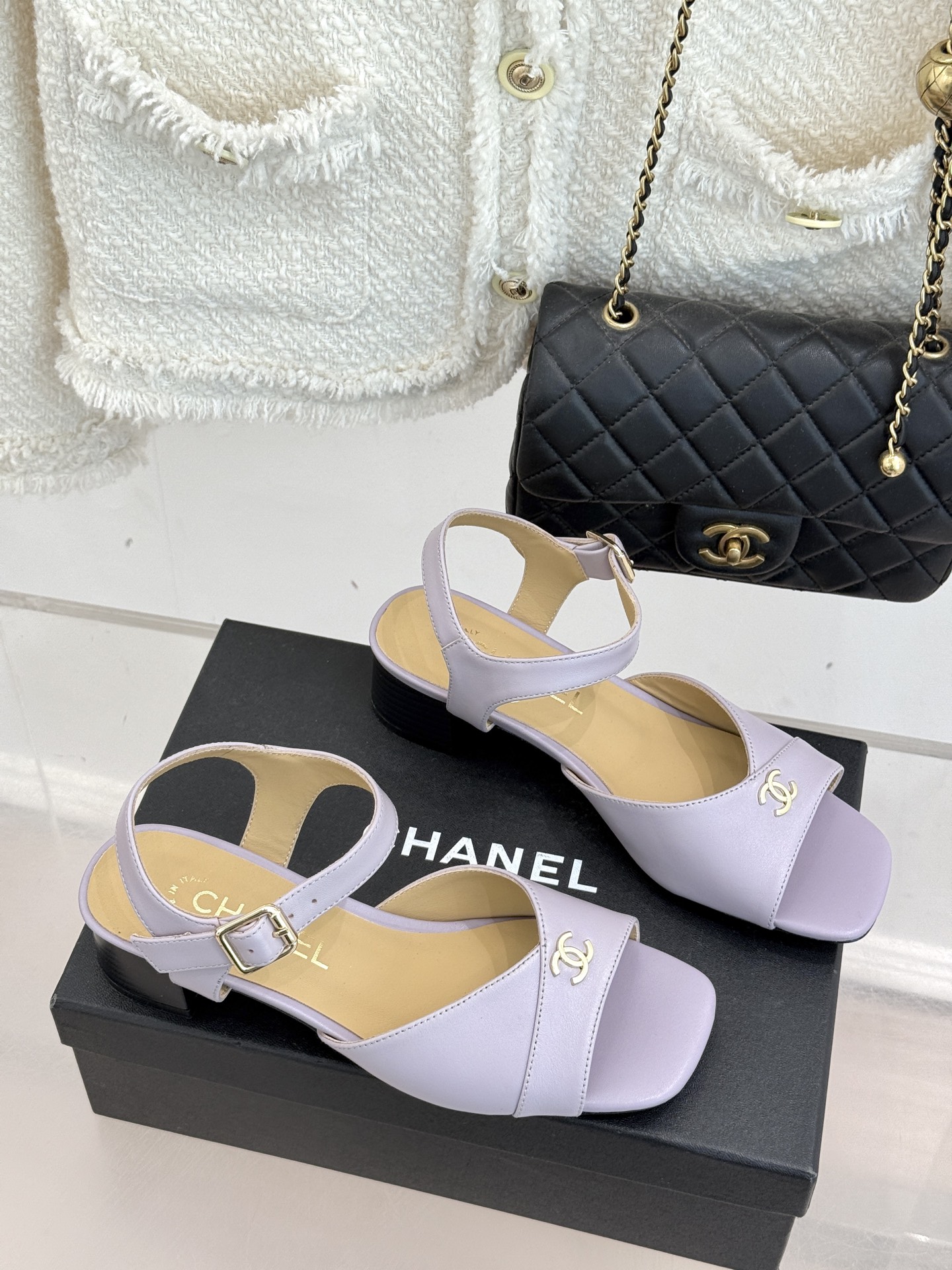 CHANE*｜小香经典双C粗跟凉鞋以经典基因重构夏日奢雅。标志性双C金属扣作为视觉核心冷冽光泽与温润皮革