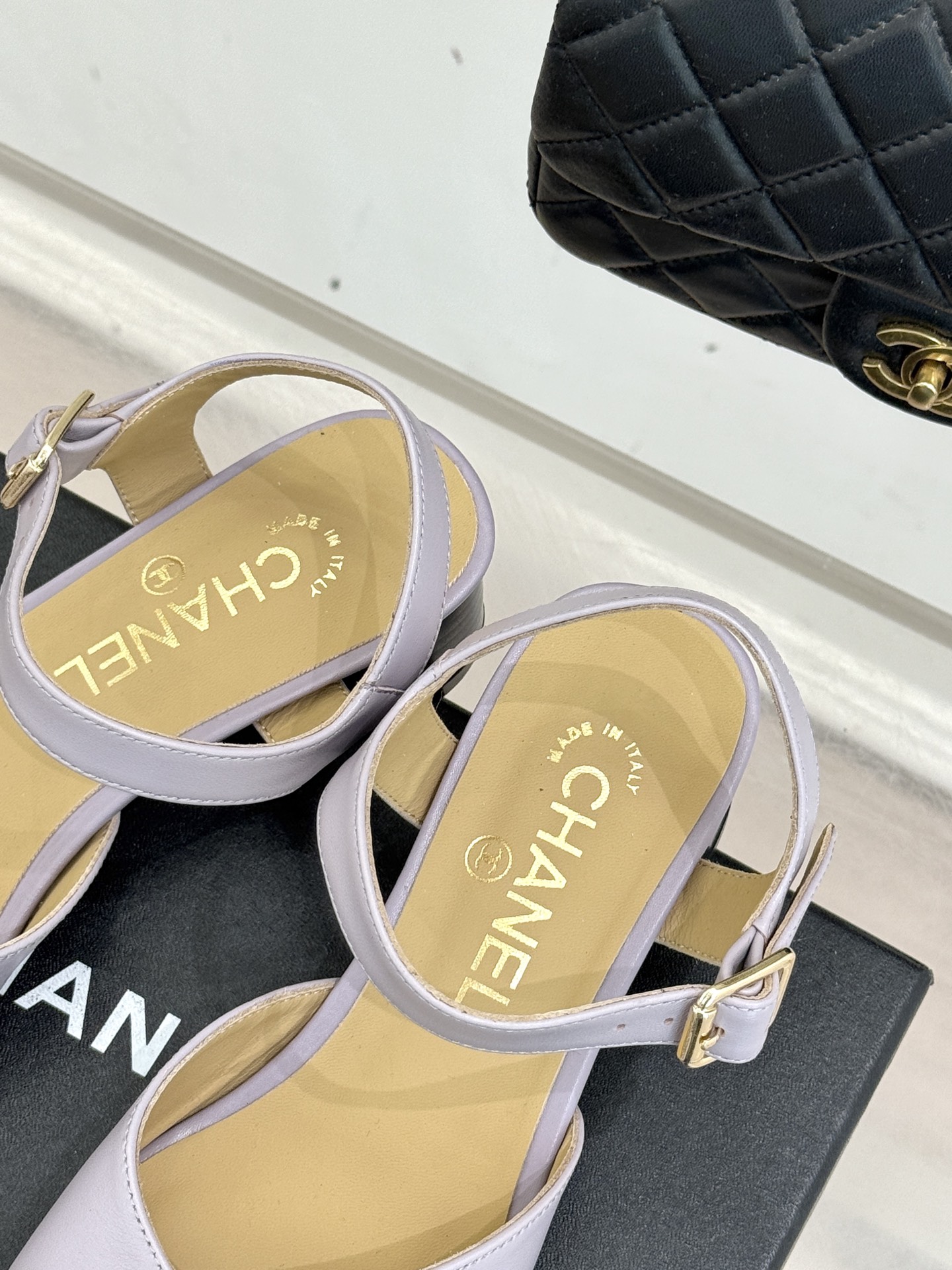 CHANE*｜小香经典双C粗跟凉鞋以经典基因重构夏日奢雅。标志性双C金属扣作为视觉核心冷冽光泽与温润皮革