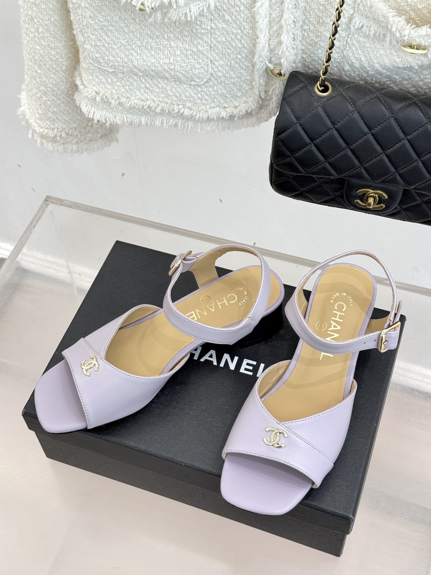 CHANE*｜小香经典双C粗跟凉鞋以经典基因重构夏日奢雅。标志性双C金属扣作为视觉核心冷冽光泽与温润皮革