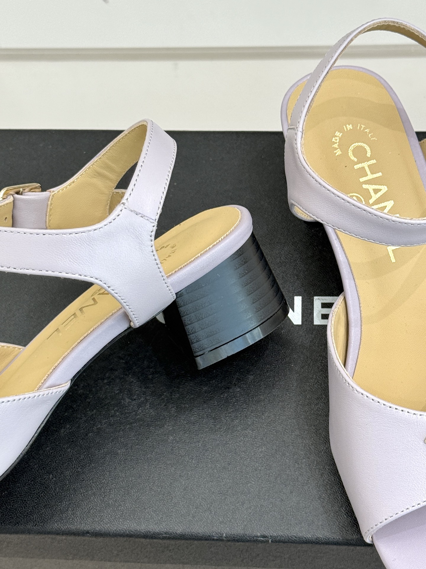 CHANE*｜小香经典双C粗跟凉鞋以经典基因重构夏日奢雅。标志性双C金属扣作为视觉核心冷冽光泽与温润皮革