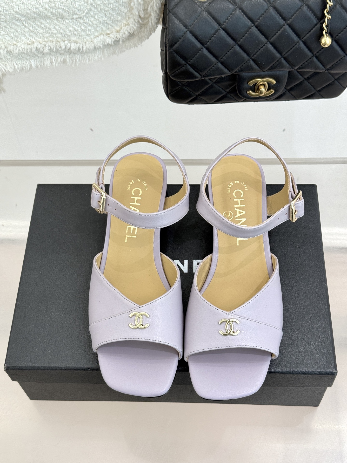 CHANE*｜小香经典双C粗跟凉鞋以经典基因重构夏日奢雅。标志性双C金属扣作为视觉核心冷冽光泽与温润皮革