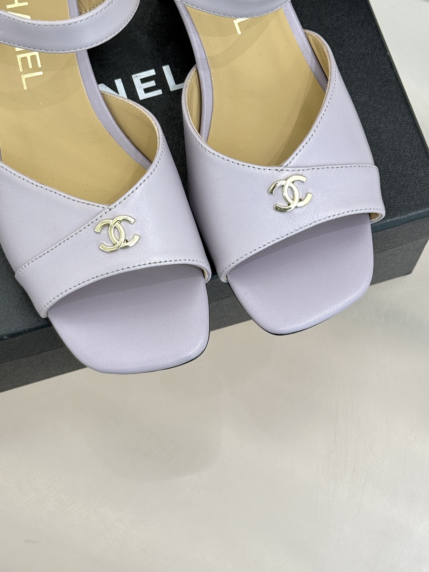 CHANE*｜小香经典双C粗跟凉鞋以经典基因重构夏日奢雅。标志性双C金属扣作为视觉核心冷冽光泽与温润皮革