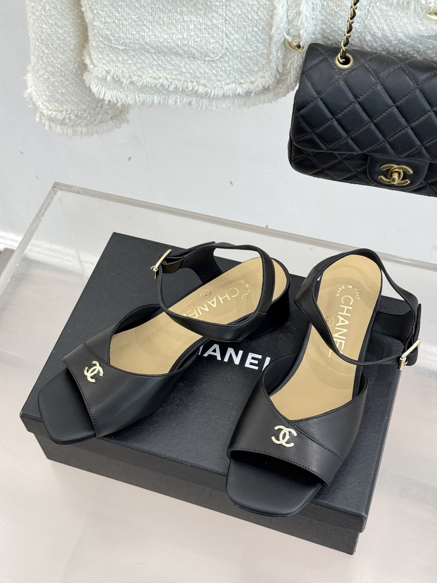 CHANE*｜小香经典双C粗跟凉鞋以经典基因重构夏日奢雅。标志性双C金属扣作为视觉核心冷冽光泽与温润皮革