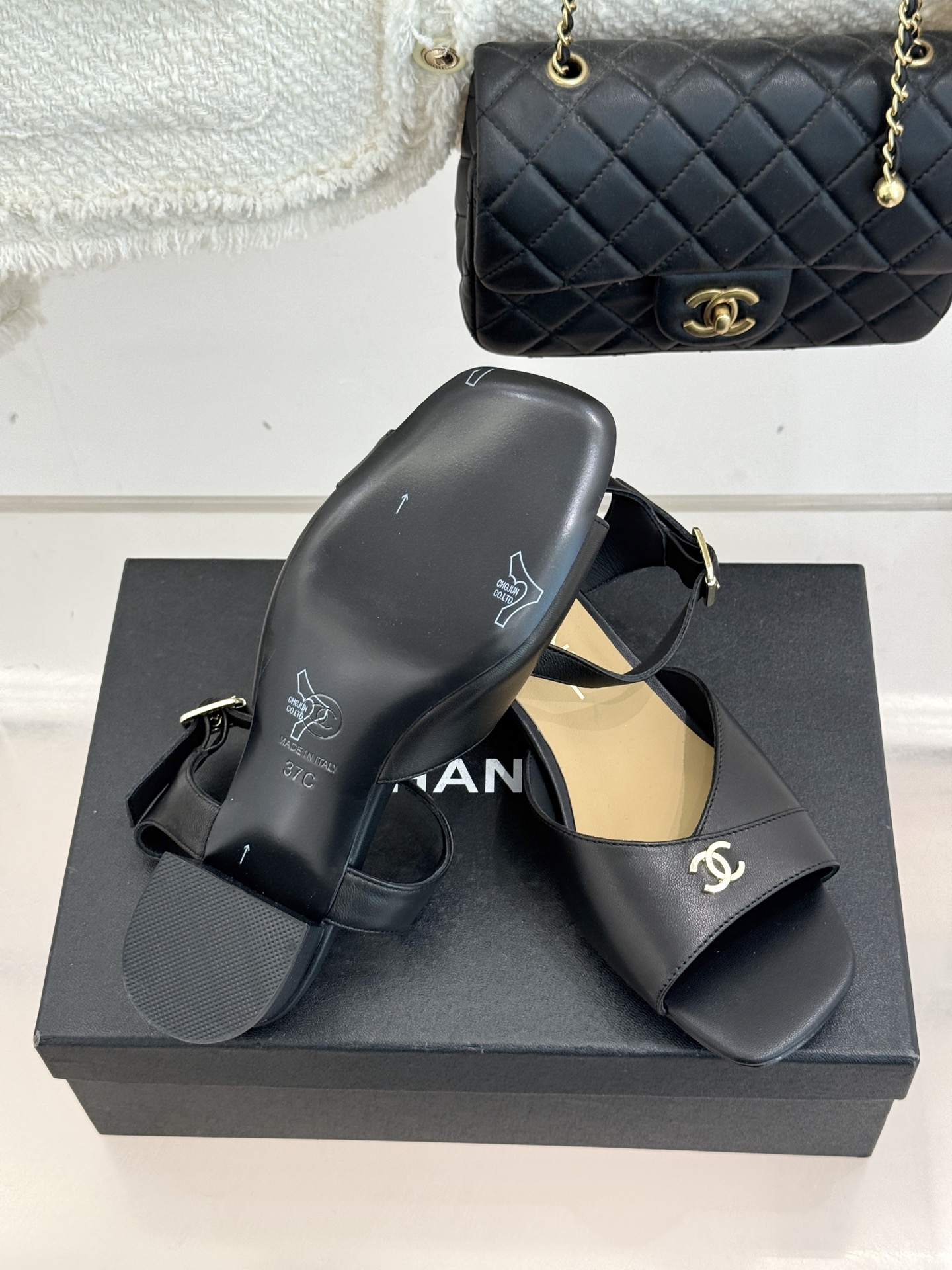 CHANE*｜小香经典双C粗跟凉鞋以经典基因重构夏日奢雅。标志性双C金属扣作为视觉核心冷冽光泽与温润皮革