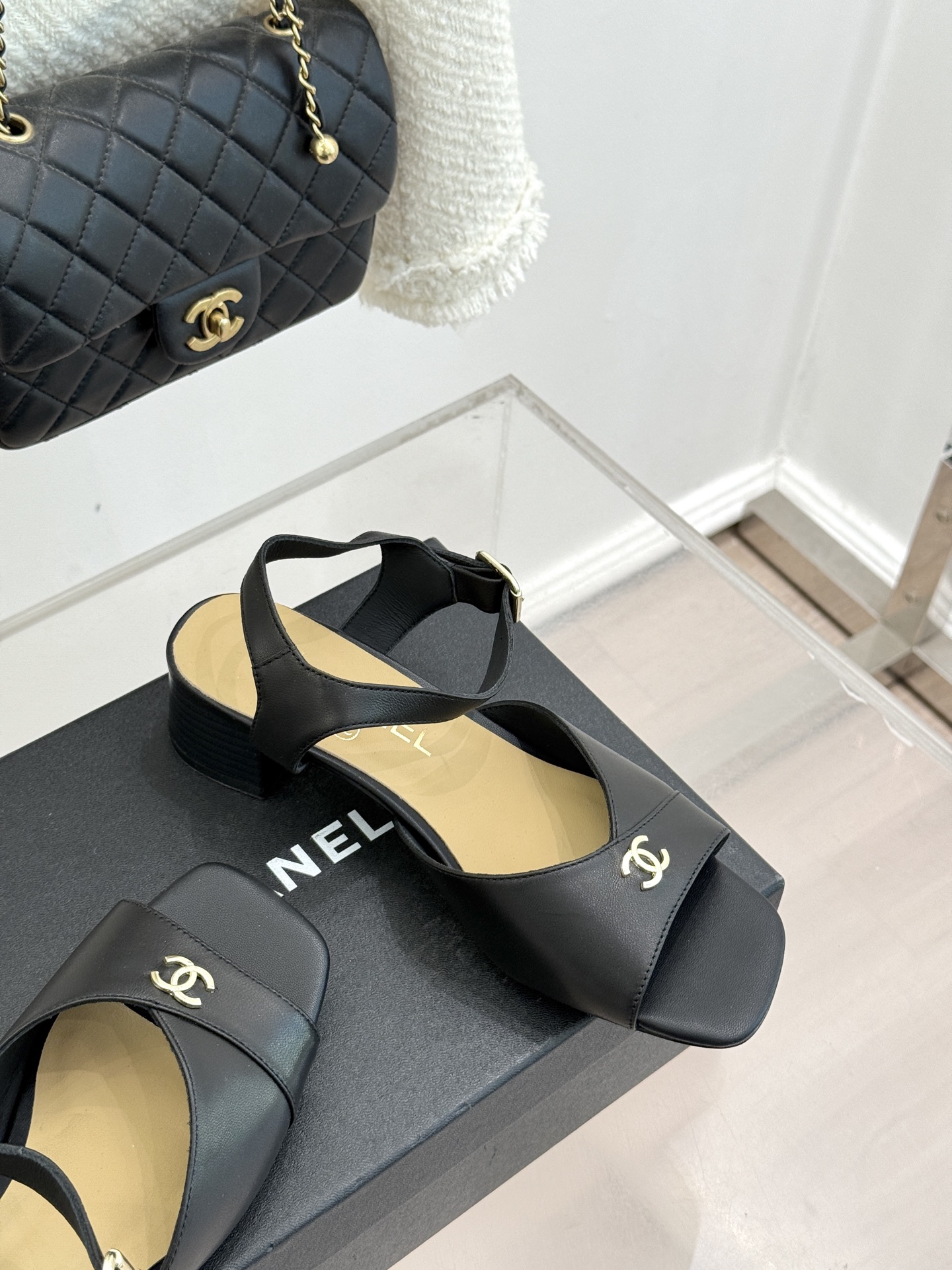 CHANE*｜小香经典双C粗跟凉鞋以经典基因重构夏日奢雅。标志性双C金属扣作为视觉核心冷冽光泽与温润皮革