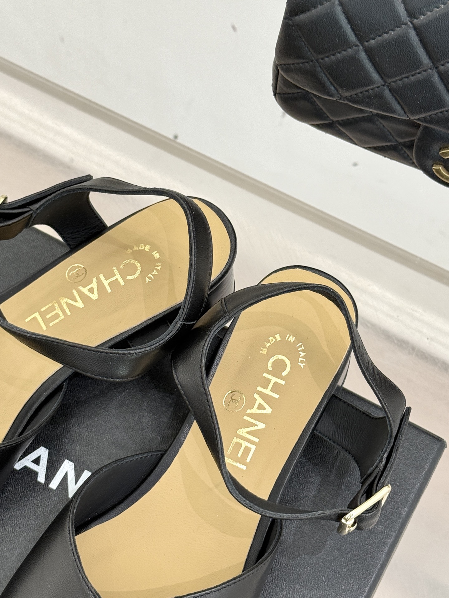 CHANE*｜小香经典双C粗跟凉鞋以经典基因重构夏日奢雅。标志性双C金属扣作为视觉核心冷冽光泽与温润皮革