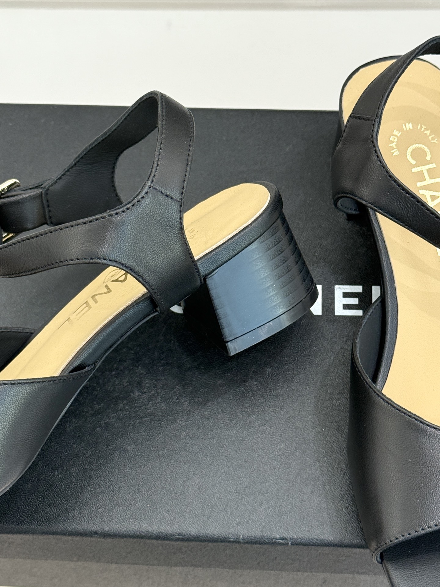 CHANE*｜小香经典双C粗跟凉鞋以经典基因重构夏日奢雅。标志性双C金属扣作为视觉核心冷冽光泽与温润皮革