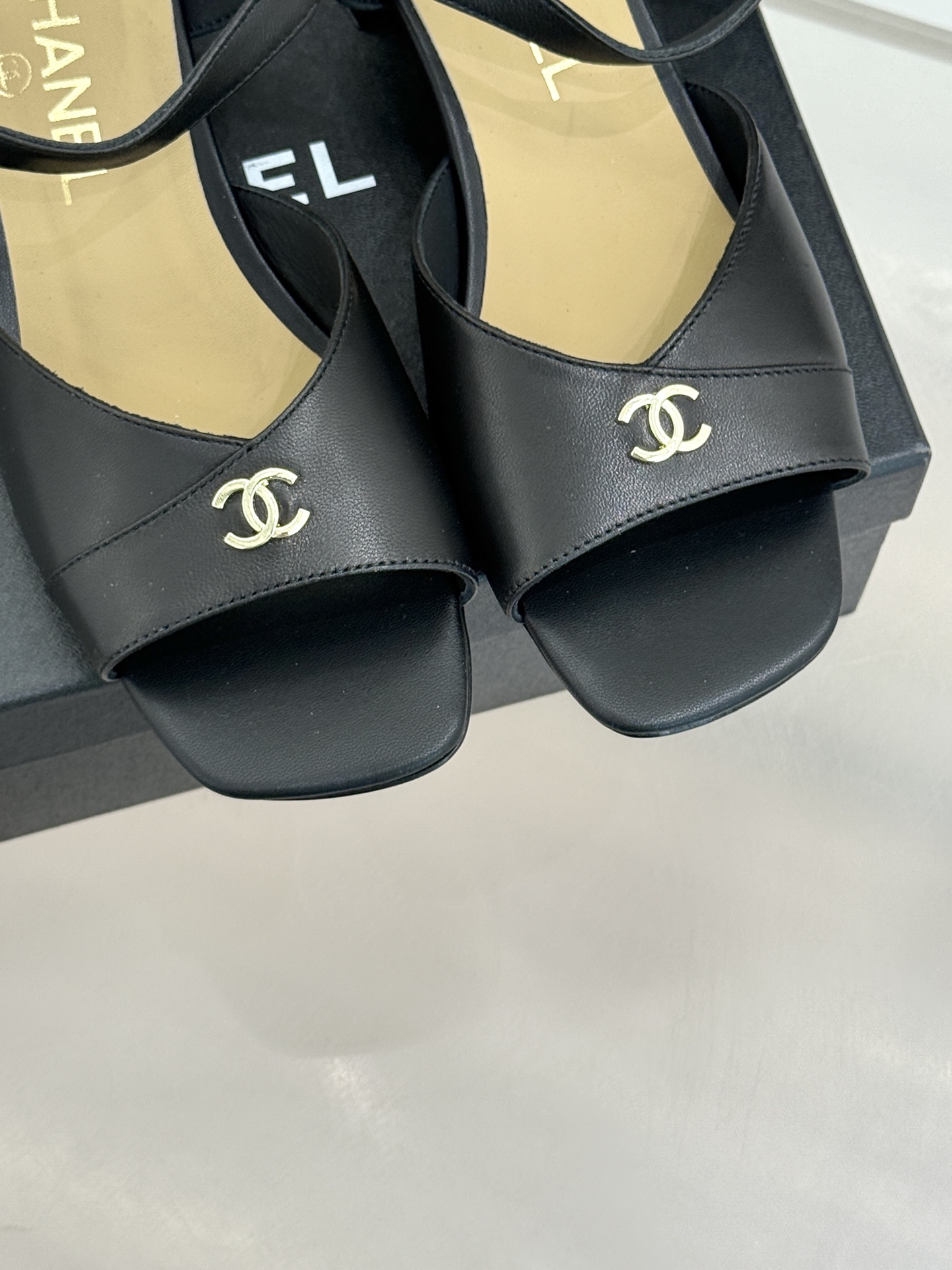 CHANE*｜小香经典双C粗跟凉鞋以经典基因重构夏日奢雅。标志性双C金属扣作为视觉核心冷冽光泽与温润皮革