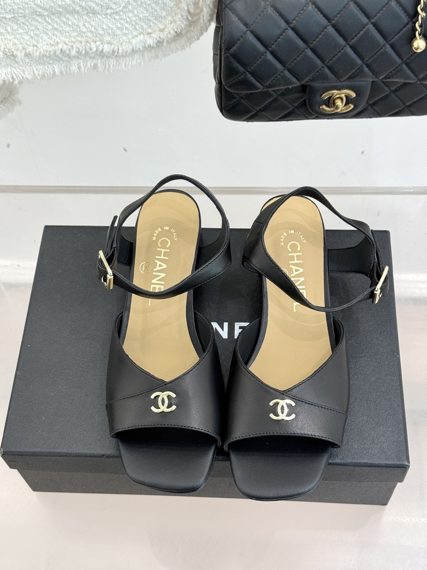 CHANE*｜小香经典双C粗跟凉鞋以经典基因重构夏日奢雅。标志性双C金属扣作为视觉核心冷冽光泽与温润皮革