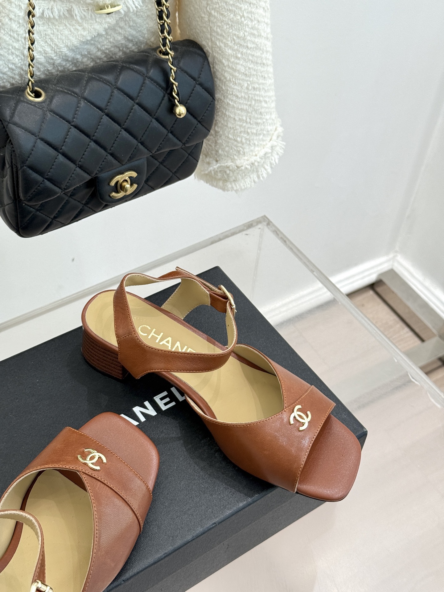 CHANE*｜小香经典双C粗跟凉鞋以经典基因重构夏日奢雅。标志性双C金属扣作为视觉核心冷冽光泽与温润皮革