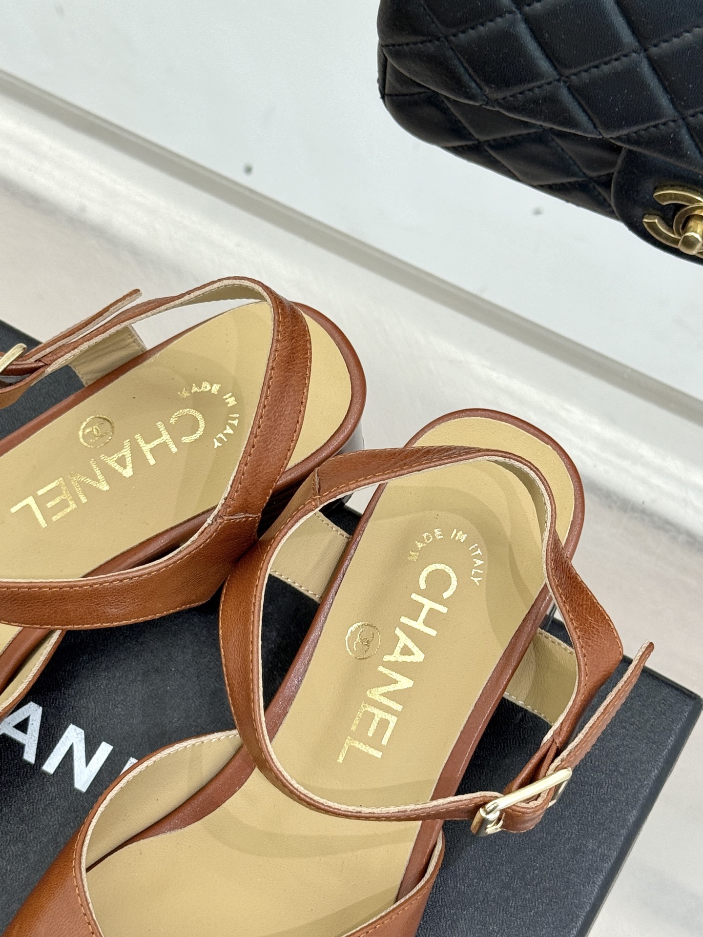 CHANE*｜小香经典双C粗跟凉鞋以经典基因重构夏日奢雅。标志性双C金属扣作为视觉核心冷冽光泽与温润皮革