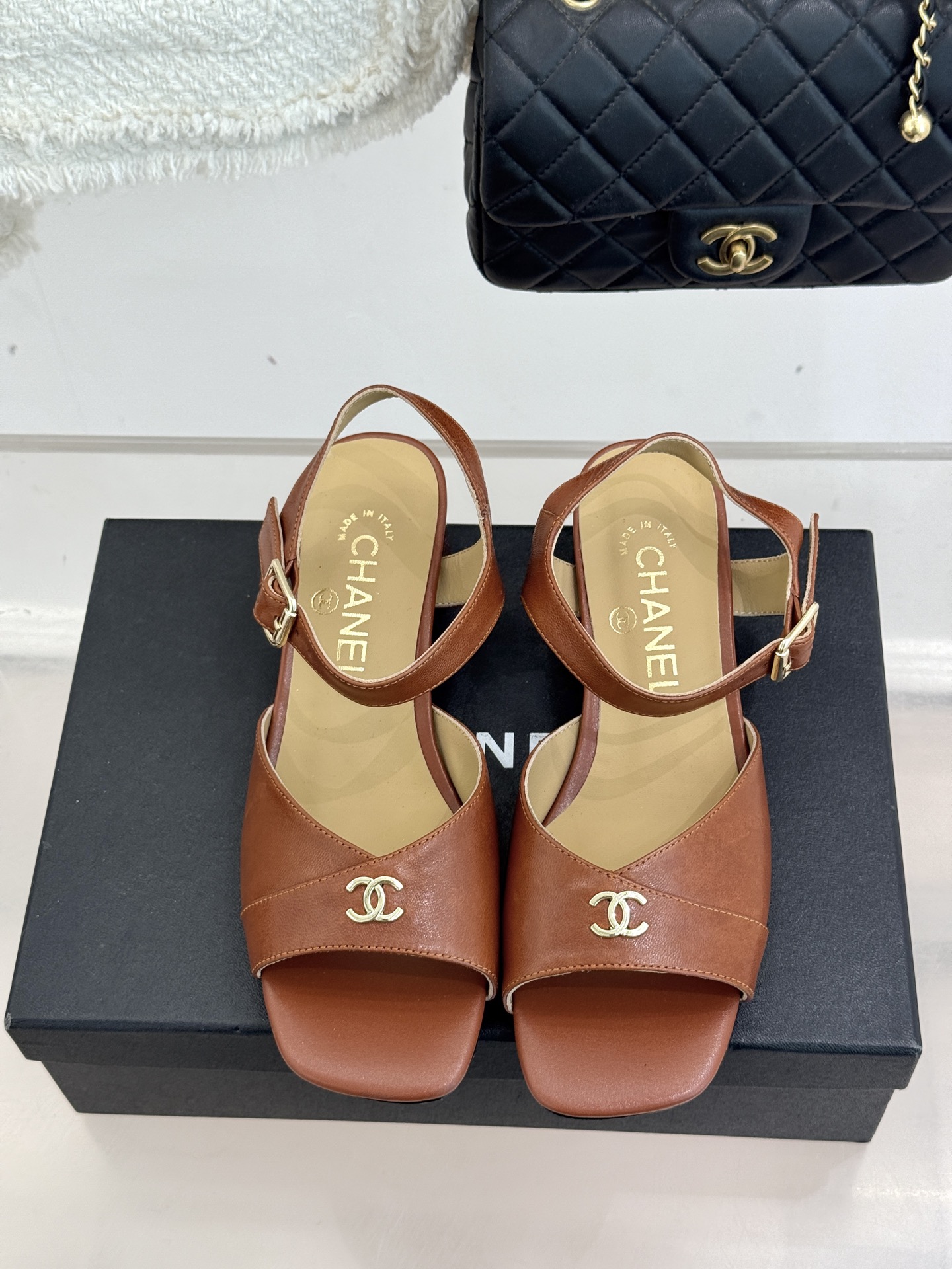 CHANE*｜小香经典双C粗跟凉鞋以经典基因重构夏日奢雅。标志性双C金属扣作为视觉核心冷冽光泽与温润皮革