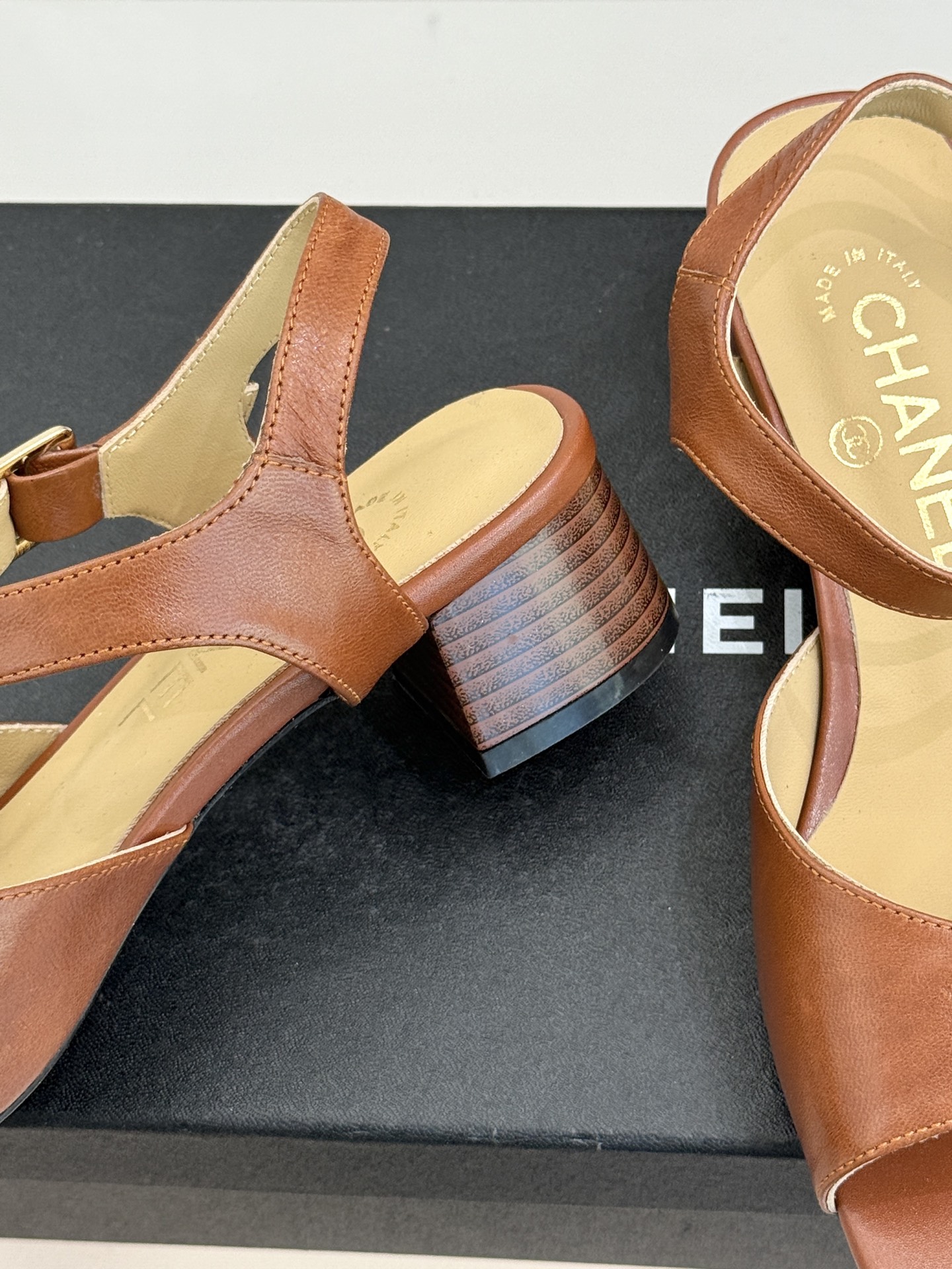 CHANE*｜小香经典双C粗跟凉鞋以经典基因重构夏日奢雅。标志性双C金属扣作为视觉核心冷冽光泽与温润皮革
