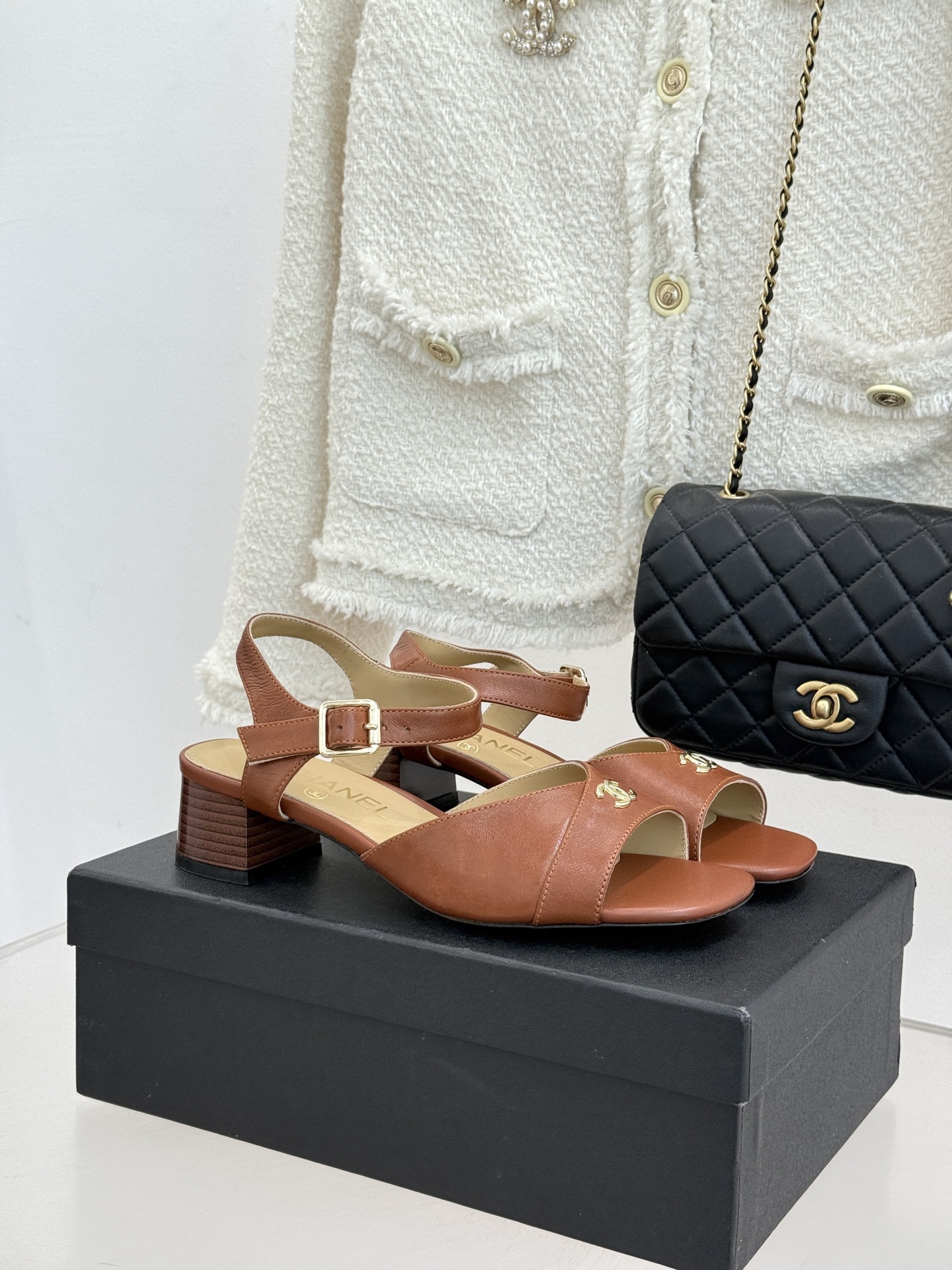 CHANE*｜小香经典双C粗跟凉鞋以经典基因重构夏日奢雅。标志性双C金属扣作为视觉核心冷冽光泽与温润皮革