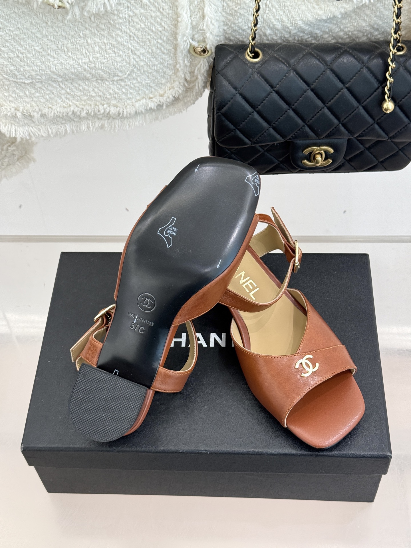 CHANE*｜小香经典双C粗跟凉鞋以经典基因重构夏日奢雅。标志性双C金属扣作为视觉核心冷冽光泽与温润皮革