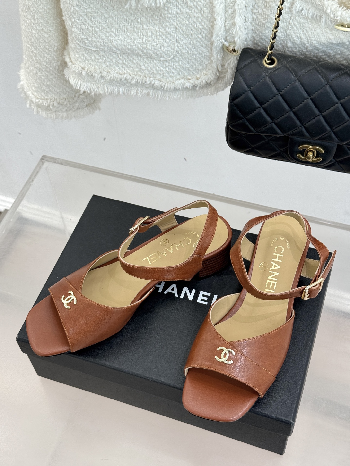 CHANE*｜小香经典双C粗跟凉鞋以经典基因重构夏日奢雅。标志性双C金属扣作为视觉核心冷冽光泽与温润皮革