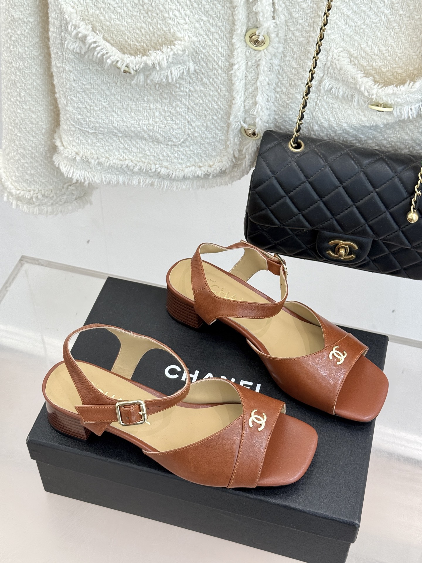 CHANE*｜小香经典双C粗跟凉鞋以经典基因重构夏日奢雅。标志性双C金属扣作为视觉核心冷冽光泽与温润皮革