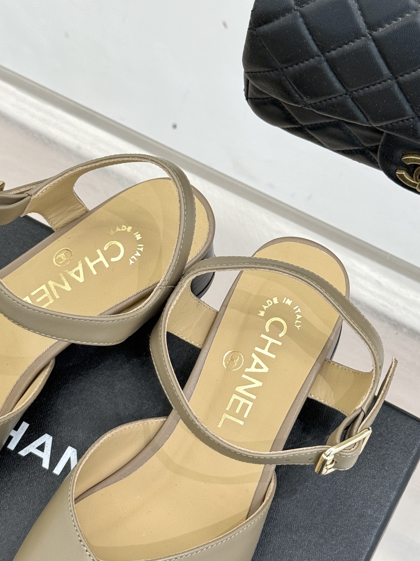 CHANE*｜小香经典双C粗跟凉鞋以经典基因重构夏日奢雅。标志性双C金属扣作为视觉核心冷冽光泽与温润皮革